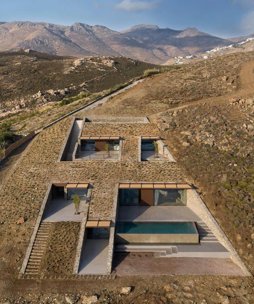 The Cool Hunterさんのインスタグラム写真 - (The Cool HunterInstagram)「Designed by Athens-based @moldarchitects nCAVED is currently high on our list of genuinely original yet refreshingly unpretentious vacation residences. The drama of the severe rocky landscape is repeated with dramatic skill in the chiselled strictness of the building.  Completed in 2020, nCAVED’s 340 square metres (3,660 sq.ft) of space disappear into the rock in a protected cove on the island of Serifos. From the outside it brings to mind the entrance of a pyramid or tomb. Yet from the inside, the living rooms are filled with natural light and afford spectacular views of the Aegean Sea. The strong northerly winds of the sea were one of the key considerations in the planning process that resulted in a dramatic solution providing both extreme shelter and stunning views. (Link in profile) #swipeleft」1月26日 14時37分 - thecoolhunter_