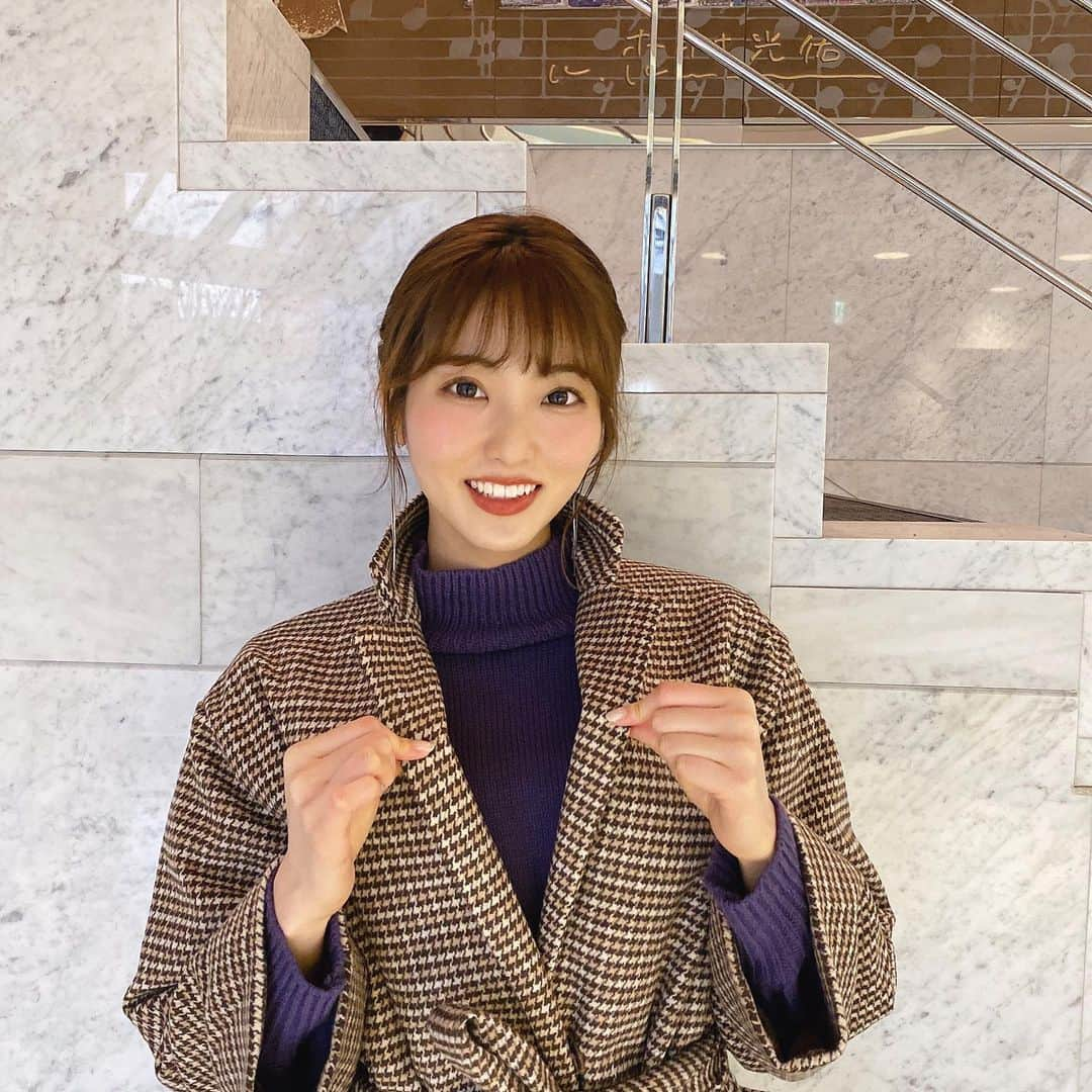 山下七子さんのインスタグラム写真 - (山下七子Instagram)「雨の日☔️ 傘が活躍してくれるみたいです！  襟が立っている、、笑 全然気づいてなかったです🙃🐾  千鳥柄のブラウンコートシルエットが可愛いかったなあ〜♪ 前を縛るタイプのコートが欲しくなりました。🌷  今日も良いとなりますように🍀  #アサデスkbc#お天気アシスタント」1月26日 14時37分 - yamashita_nanako