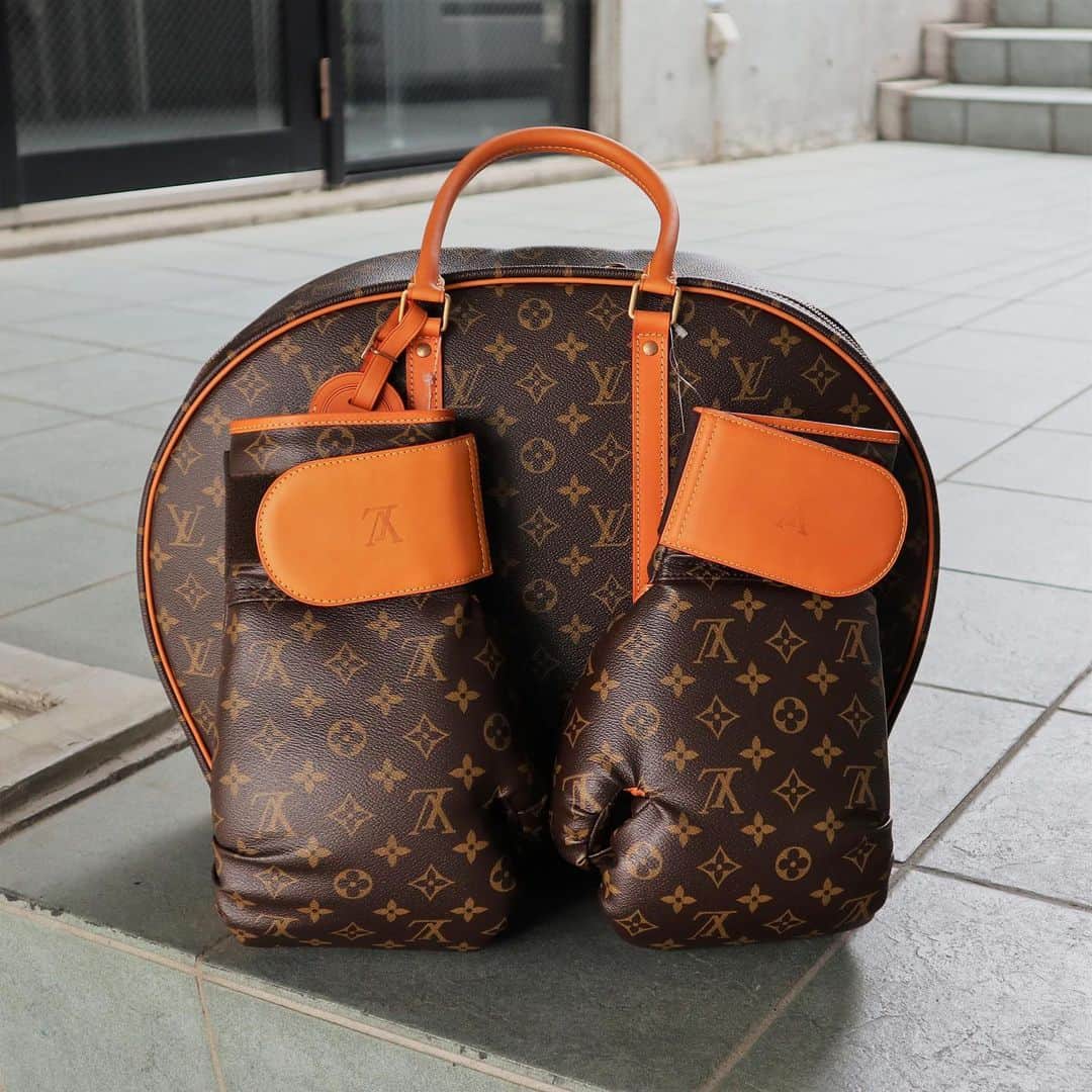 のインスタグラム：「Louis Vuitton x Karl Lagerfeld  Boxing Gloves from 2014  Website search for AO27762  Free Shipping Worldwide 📩DM for more info and pricing  ➡️info@amorevintagetokyo.com  #louisvuitton #karllagerfeld #monogram #amore #amoregentleman」