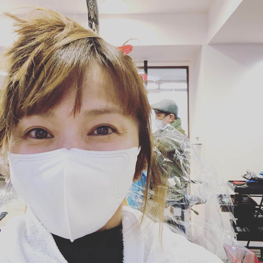 倉本康子さんのインスタグラム写真 - (倉本康子Instagram)「🌟 今年初の美容院なのです。 頭を温められてて 眠くて眠くてたまりません。 というお知らせでした。 #invitation #自由が丘の美容院 #眠気との戦い  #カラー中」1月26日 14時49分 - yasuko_kuramoto_yakko