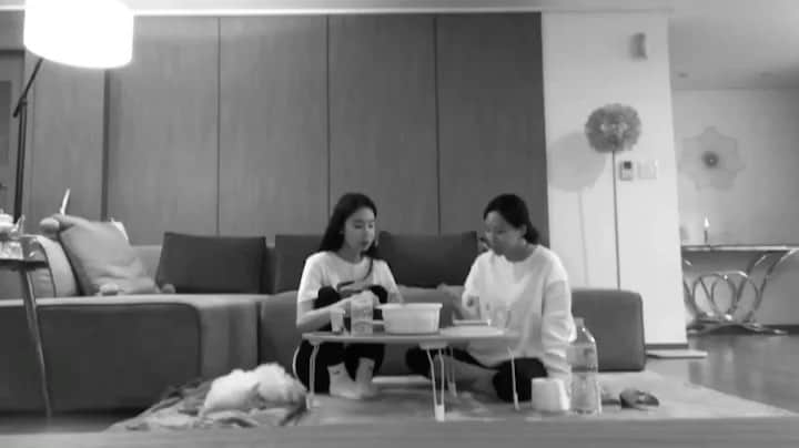 パーク・ファン・ヒーのインスタグラム：「집순이 둘의 떡볶이사랑 (다시) #밥먹을때쭈그려앉아서먹는게습관이예요」