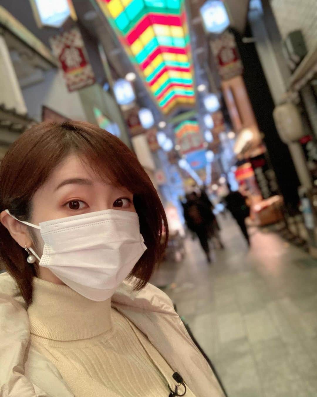 村田千弥さんのインスタグラム写真 - (村田千弥Instagram)「不織布マスクをつけてのロケははじめてです。 ご時世に合わせた取り組みを考えられている #京の台所 #錦市場 に行ってきました！ 市場の方たち皆さん気さくな方ばかりで、元気もらいました🌼  ロケ後、気になっていたものをいろいろお買い物。 川魚屋さんのすっぽんスープ美味しかった〜🐢」1月26日 14時44分 - chr.0429