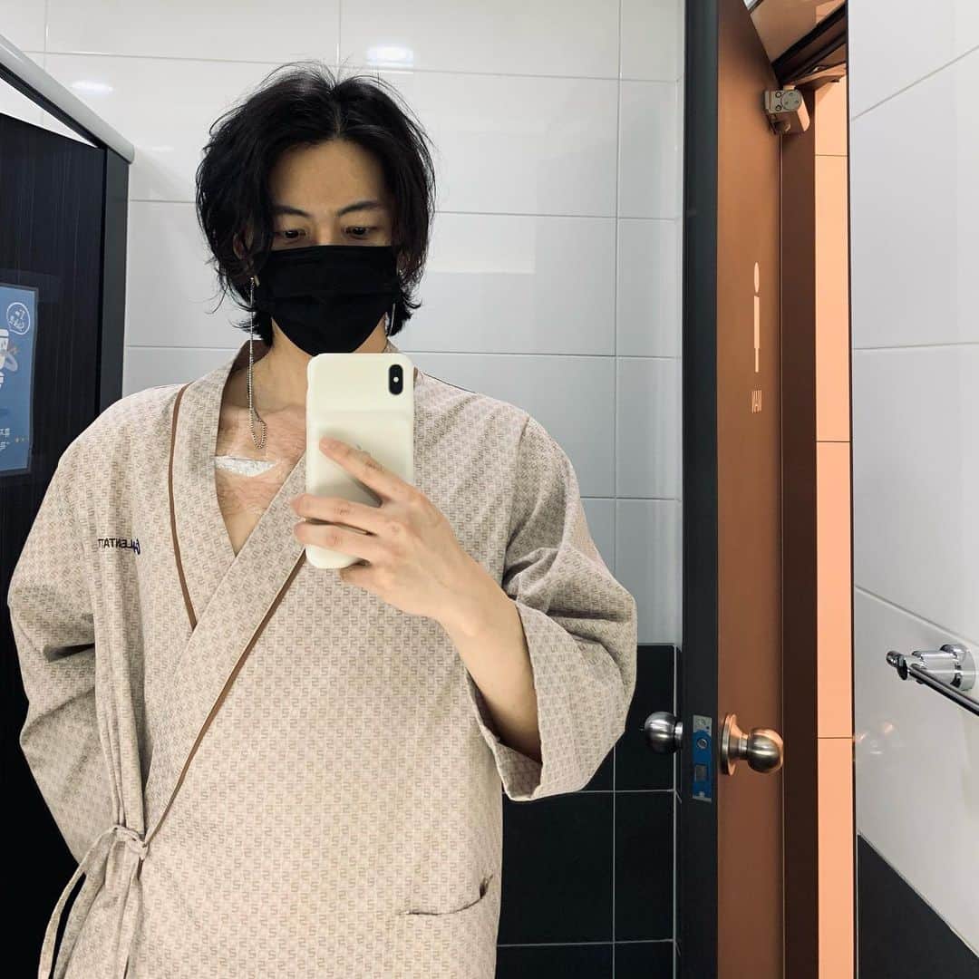 シン・スハンのインスタグラム：「낙서지우기😎」