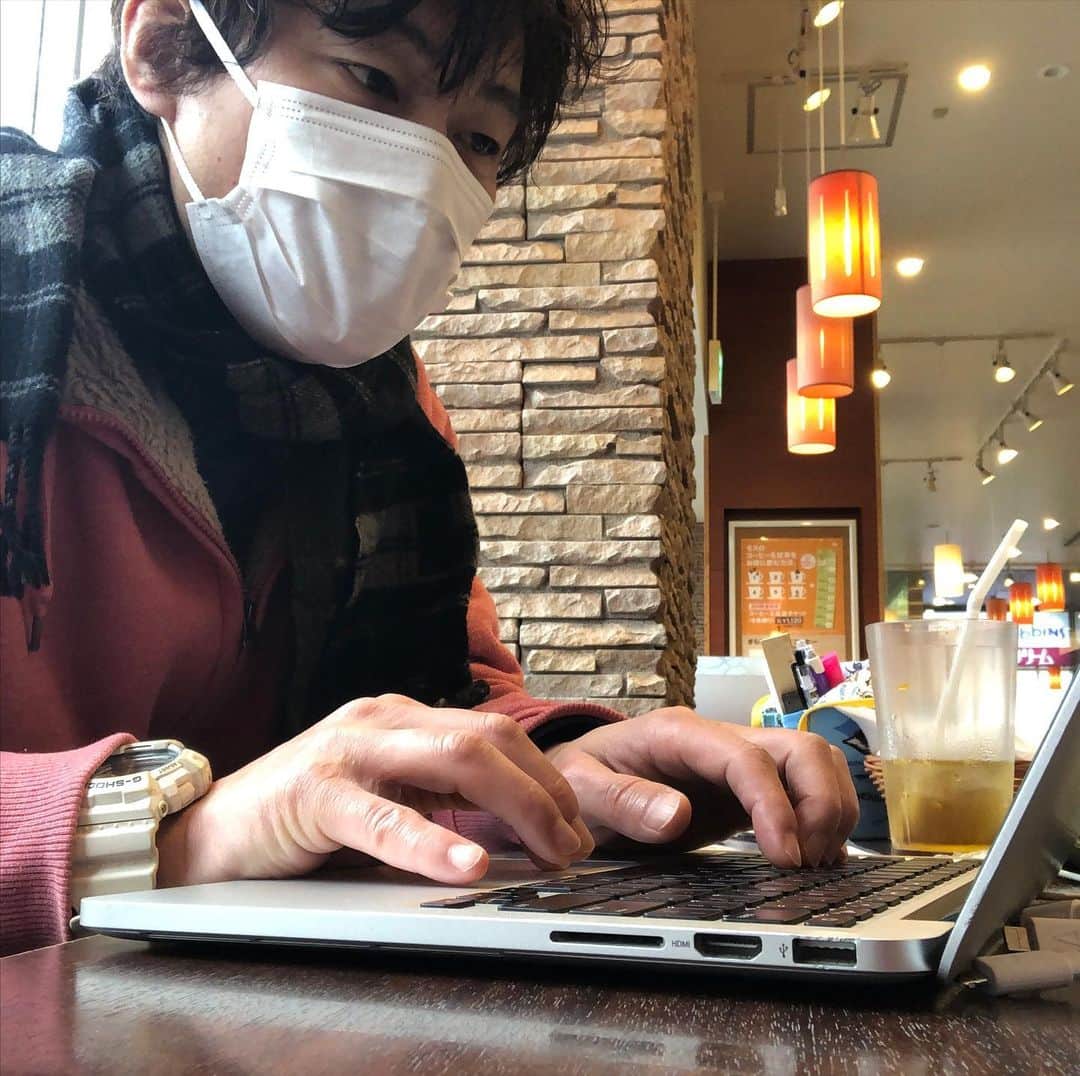 のインスタグラム：「今日も頑張ってます！ 編集！編集！資料！資料！修正！修正！  #北原雅樹」