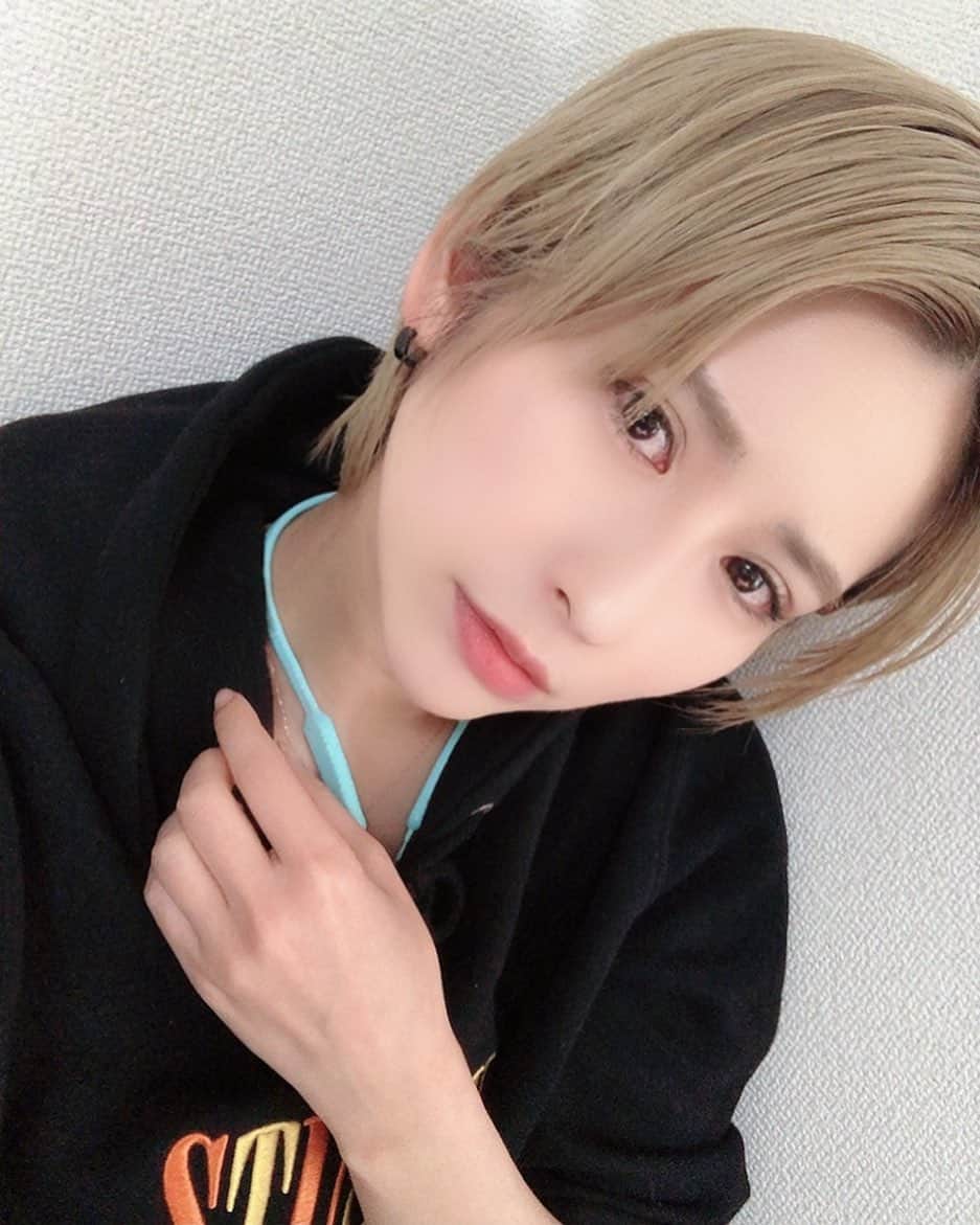 有馬綾香のインスタグラム：「お久しぶりです。 お稽古の日々です。  来る2月3日〜7日  フリスティエンターテインメント配信公演に出演します！  ・『帰ってきたアンチョビー』 ・『アトミック・チェリーボンバー』  の二作品を無観客配信公演で行います！  『帰ってきたアンチョビー』は二チームに分かれて行い、シャッフル公演もございます。  私は帰ってきたアンチョビーの馬チームとペガサスチームに出演😇 （💕のマークつけました）  【脚本・演出】 江戸川崇（カラスカ）  【キャスト】  『帰ってきたアンチョビー・【馬】チーム』  広沢麻衣 有馬綾香 遠藤三貴 大仲マリ 左京里紗 栗本佳那子 伊藤新 近藤大稀  『帰ってきたアンチョビー・【鹿】チーム』  関修人 五十嵐啓輔 滝川華子 平原ゆか 荒木凪瑳 苅谷瑠衣 隅田滉太郎 渡井瑠耶   『帰ってきたアンチョビー・シャッフル【ペガサス】チーム』  広沢麻衣 有馬綾香 滝川華子 平原ゆか 荒木凪瑳 栗本佳那子 隅田滉太郎 近藤大稀  『帰ってきたアンチョビー・シャッフル【トナカイ】チーム』  関修人 五十嵐啓輔 遠藤三貴 大仲マリ 左京里紗 苅谷瑠衣 伊藤新 渡井瑠耶  『アトミック・チェリーボンバー』  秋元美咲 小林未往 遠藤しずか 大仲マリ 伊藤新 藤咲巡   【タイムテーブル】 2021 年 2 月 💕3 日(水)19:00・・アンチョビー【馬】チーム 4 日(木)15:00・・【アトミック・チェリーボンバー】 19:00・・アンチョビー【鹿】チーム 5 日(金) 💕15:00・・アンチョビー【馬】チーム 19:00・・アンチョビー【鹿】チーム 6 日(土)13:00・・アンチョビー【鹿】チーム 16:00・・アンチョビー・シャッフル【トナカイ】チーム 19:00・・【アトミック・チェリーボンバー】 7 日(日)11:00・・【アトミック・チェリーボンバー】 💕14:00・・アンチョビー【馬】チーム 💕17:00・・アンチョビー・シャッフル【ペガサス】チーム  【チケット料金】  『帰ってきたアンチョビー』 3500円  『アトミック・チェリーボンバー』 2500円  チケット販売開始は近日お知らせ致します！  【舞台監督】 角田晃一（カラスカ）  【照明】 寺田香織  【音響】 江戸川崇（カラスカ）  【楽曲提供】 うさぎダッシュ  【ダンス振付】 前田真弥  【アクション振付】 久高将史   【配信】 ＢＳＤ Ｌｉｖｅ！  【物販制作】 株式会社リジュエ  【制作】 後藤裕美(カラスカ) 久高将史(カラスカ）  【企画・製作】 フリスティエンターテインメント  【お問い合わせ】 フリスティエンターテインメント fristiet@yahoo.co.jp     【チケット料金】 帰ってきたアンチョビー：3,500 円   アトミック・チェリーボンバー：2,500 円   【タイムテーブル/販売サイト】 3 日(水) 19：00 帰ってきたアンチョビー・【馬】① https://twitcasting.tv/bsd_live/shopcart/50007   4 日(木) 15：00 アトミック・チェリーボンバー① https://twitcasting.tv/bsd_live/shopcart/50006   19：00 帰ってきたアンチョビー・【鹿】① https://twitcasting.tv/bsd_live/shopcart/50005   5 日(金) 15：00 帰ってきたアンチョビー・【馬】② https://twitcasting.tv/bsd_live/shopcart/50004   19：00 帰ってきたアンチョビー・【鹿】② https://twitcasting.tv/bsd_live/shopcart/50003   6 日(土) 13：00 帰ってきたアンチョビー・【鹿】③ https://twitcasting.tv/bsd_live/shopcart/50002   16：00 帰ってきたアンチョビー・シャッフル【トナカイ】 https://twitcasting.tv/bsd_live/shopcart/50001    19：00 アトミック・チェリーボンバー② https://twitcasting.tv/bsd_live/shopcart/50000 7 日(日) 11：00 アトミック・チェリーボンバー③ https://twitcasting.tv/bsd_live/shopcart/49999   14：00 帰ってきたアンチョビー・【馬】③ https://twitcasting.tv/bsd_live/shopcart/49998   17：00 帰ってきたアンチョビー・シャッフル【ペガサス】 https://twitcasting.tv/bsd_live/shopcart/49996    ❗️購入時に、「メッセージ（自由入力)」欄へ有馬綾香と記載してください🥺！！    ・録画視聴期間は、配信日翌日の朝 6 時までになります。  なーんにも気にせずただ楽しく笑えちゃう作品です😇！ ぜひ！」
