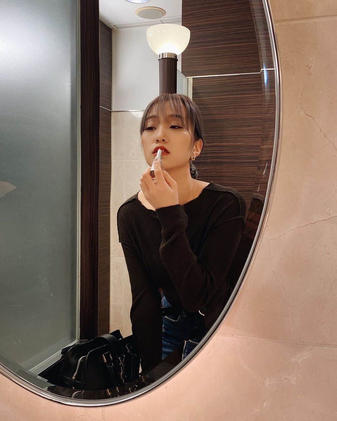 のインスタグラム：「ファンの子にもらったリップが良すぎて もうなくなりそう…💄  ブラウン系とかヌーディー系も気になるうう 歌うから口元って気になるよねえええ つぎは何色にしよっかな🐈  #lip#jillstuart#fans#makeup#artist#sing#pops#soul#flor_life#cosmetics」