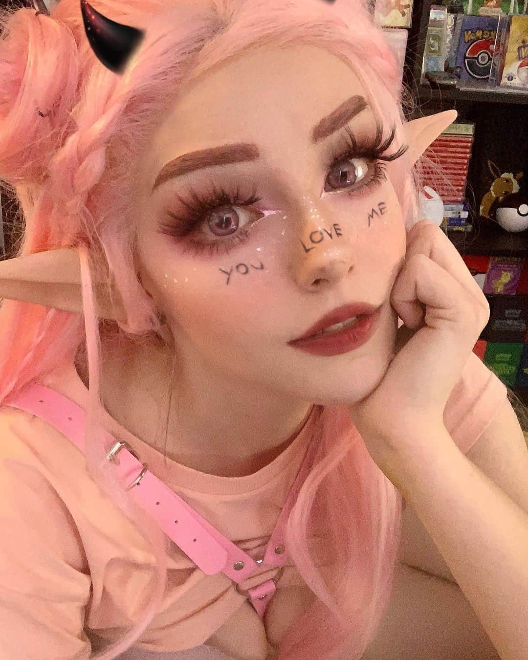 Nicole Eevee Davisのインスタグラム：「Sugar, spice, and other things that make you feel sorta good 😈👼🏻  (Edit: the “you love me” isn’t makeup, it’s a filter)」