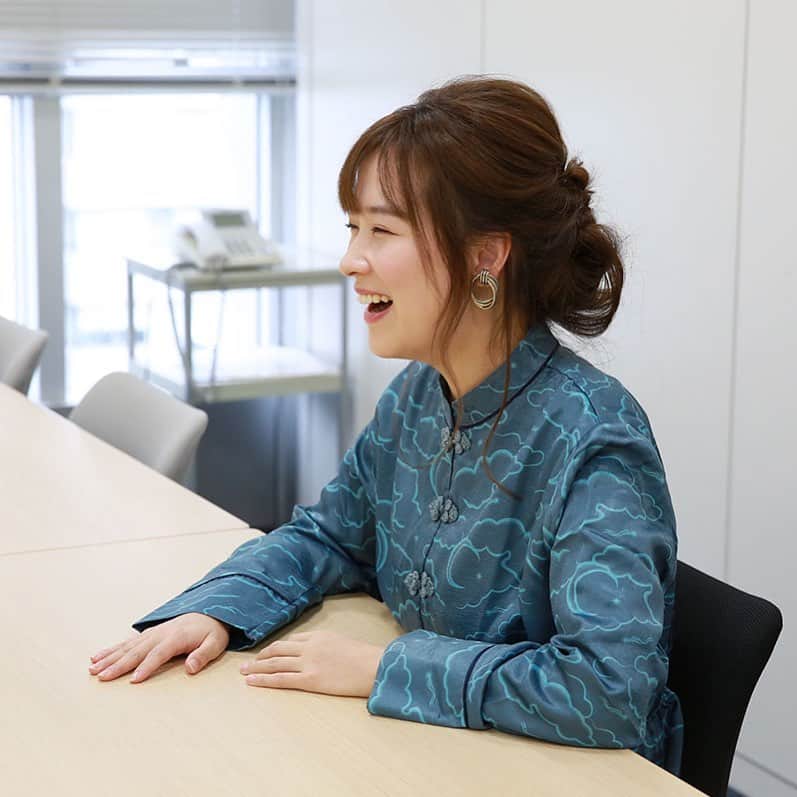 亜希子のインスタグラム：「Twitterで水道橋博士さんにピックアップしていただいたおかげで！  昨年インタヴューしていただいた、ほぼ日(糸井重里さん主宰のほぼ日刊イトイ新聞)の大木亜希子記事、また広く読んで頂いているみたい☺️良かったら読んで下さいな。  ヘアメイク:オコちゃん( @pun_ochan8 )  いやはや近頃、難しい原稿を書いており、何日も何日も時間をかけてしまいました。。。  もうね、原稿料に換算すると、完全に赤。w  でもそこで、間違っても納得していない原稿を媒体さんに渡すわけにはいかないし。  辛かったなぁ。他の仕事、出来ないし。しかし、無事に良い形で納品することができました。  私の仕事は自分の文章に責任を持つことですから、仮にクソみたいな原稿を出すなら、ライターや作家業を辞めたほうがマシなわけであります。  だから、とことん自分と向き合うことになる😭  俳優業もそうなのですが、「ここを成長させたい」と思ってから、実際に成長するまではタイムラグがあるんですよね。  どのようなお仕事でも、そうかもしれません。  そのタイムラグの途中で、「私は出来ない」って、めげてちゃダメなのよね。。。  ハァ…毎日が勉強だぜ。。。  おやすみなさい🌝✨」