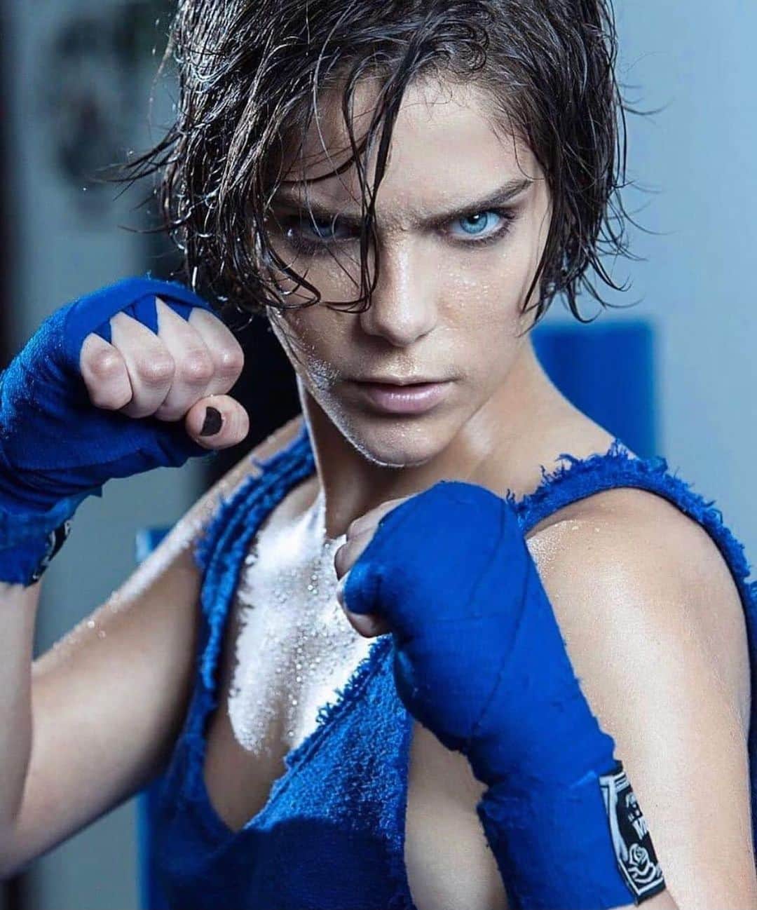 イザベラ・サントーニのインスタグラム：「Ontem reestreou malhação sonhos e eu fiquei tão emocionada que não consegui pensar numa legenda pra postar. Hoje, depois de receber todo o carinho do público com tanta mensagem linda, a euforia do Twitter e tendo os meus próprios  sentimentos mais calmos, sei bem o que quero falar pra vocês aqui. 🙌 . Essa menina da foto, a Bella, com seus 18 anos, não tinha ideia do sonho que ela ia começar a viver... ela tinha PAIXÃO e esse foi o ingrediente fundamental pra contar essa história. Depois de quase 7 anos, essa paixão continua viva. Não só a minha e a do público que nos recebeu, mas a de todos os profissionais envolvidos. Desde os autores/colaboradores, direção/assistentes, elenco jovem, elenco mais velho, elenco de apoio, aos produtores de set/imprensa... TODOS ainda lembram e falam desse trabalho com AMOR. E isso me faz pensar o quanto a vida é maravilhosa. 💙 . É difícil descrever aqui o sentimento, espero que você consiga de alguma imaginar o que foi pra gente viver esse trabalho, que foi literalmente um sonho. Deixo aqui registrado toda minha gratidão aos envolvidos e um lembrete aos meus seguidores: seja lá o que você esteja fazendo da sua vida, faça com amor! Faça inteiro. Se entregue. Viva cada instante com toda sua presença. . Sou muito feliz pelos amigos que fiz nessa temporada, por todas as memórias que tenho desse período insano da vida. Formamos um coletivo de confiança, de entrega e de afeto. Amo cada um de vocês. Foi lindo! E tá sendo mais lindo ainda rever 🙏✨ . Foto @rpenna」