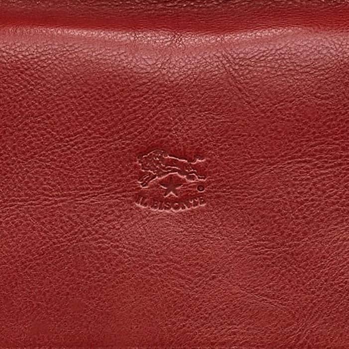 イルビゾンテのインスタグラム：「Il Bisonte’s name and logo were born from the passion of Wanny Di Filippo, founder and ambassador of the brand, for the strong and peaceful animal he fell in love with at the end of the Sixties. Since then, our brand has been a symbol of the quality of made in Italy all over the world. #ilbisonte #madeinitaly #leatherbags #leathergoods」