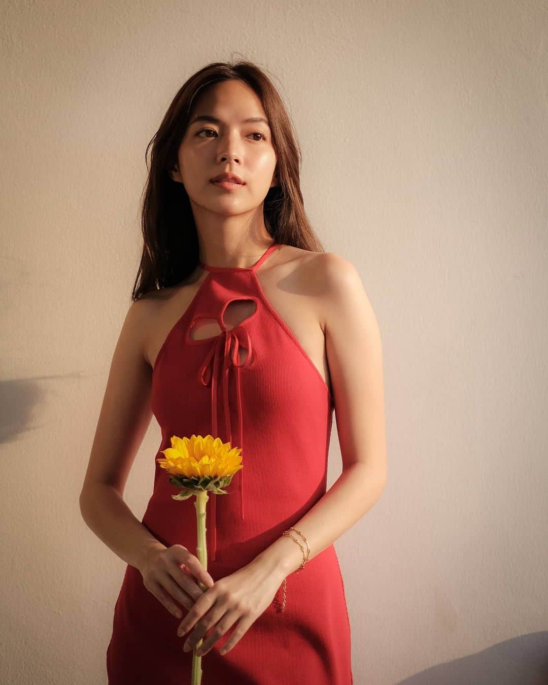 バイトゥーイ・ズワピットのインスタグラム：「ใส่สีแดงรอซองแดงจากตากล้องจ่ะ...โอนล่วงหน้าได้เลยนะฮะไม่ติด  @pup_potato 🤭🌻❤ . #3psnap #weekendiseveryday」