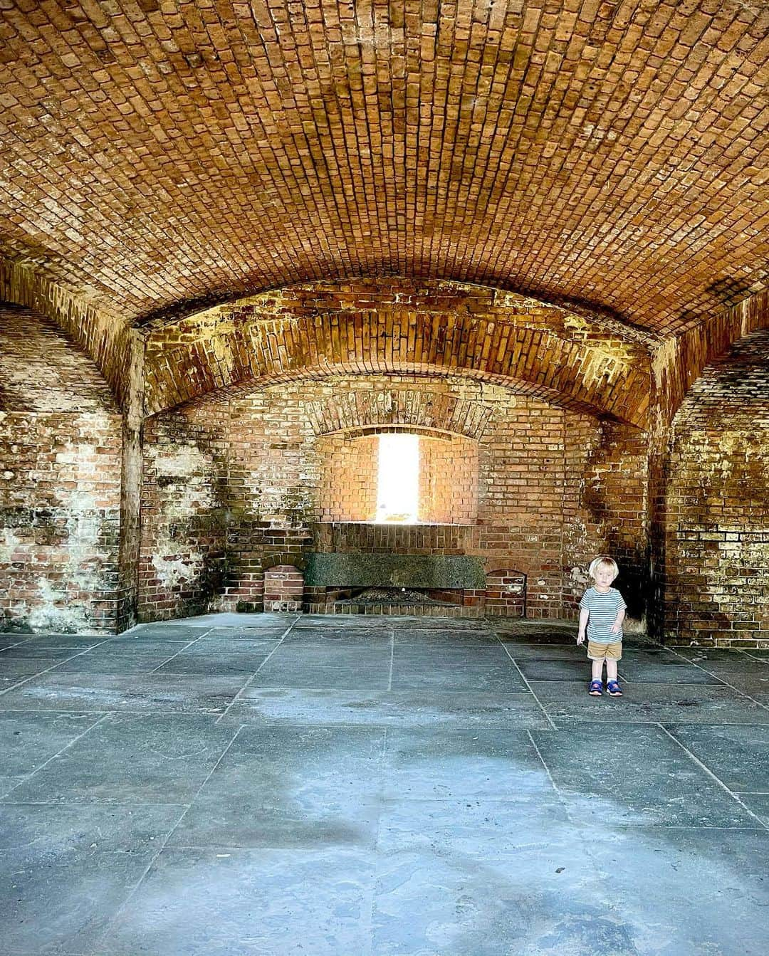 エミリー・デ・レイヴィンさんのインスタグラム写真 - (エミリー・デ・レイヴィンInstagram)「If you’re ever in The Florida Keys & can get to The Dry Tortugas- DO IT! ⬆️some reasons why!!🌊🐚🦀🐠🏰   #lifeontheroad #rvlife #thegreatoutdoors #mumlife #toddlerlife #kidlife #beachlife #boatlife」1月27日 0時18分 - emiliede_ravin