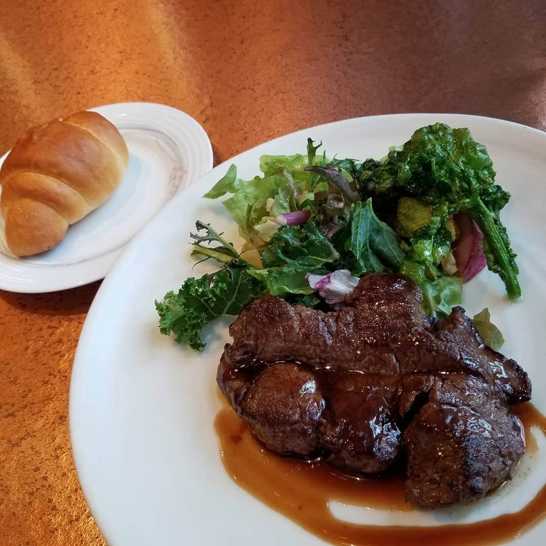 宇月田麻裕さんのインスタグラム写真 - (宇月田麻裕Instagram)「#中村屋 さんのカレーが食べたくなり、８階の　#新宿中村屋グランナ　#granna さんへ。　ステーキの写真を見たら、カレーより牛肉のステーキが食べたくなり、久しぶりの外食なのもあり奮発！　コース料理。一人で、コースを食べるのも乙なもの。 #お魚のカルパッチョ 彩りもキレイ　#玉ねぎスープ  甘くて美味しい！　ステーキは迫力満点！」1月27日 0時18分 - mahiro_utsukita