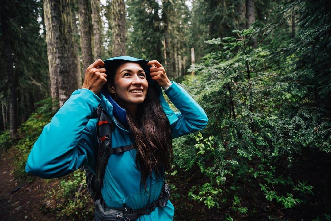 マーモットのインスタグラム：「No bad weather you say? We agree...   The versatility of the Rom 2.0 Hoody makes it an ambassador and athlete team favorite. It features GORE-TEX® Infinium™ Windstopper® fabric membrane that sheds rain, plus offers superior wind resistance and breathability.  #nobadweather #marmotclubambassador   Photo: @bentommat」