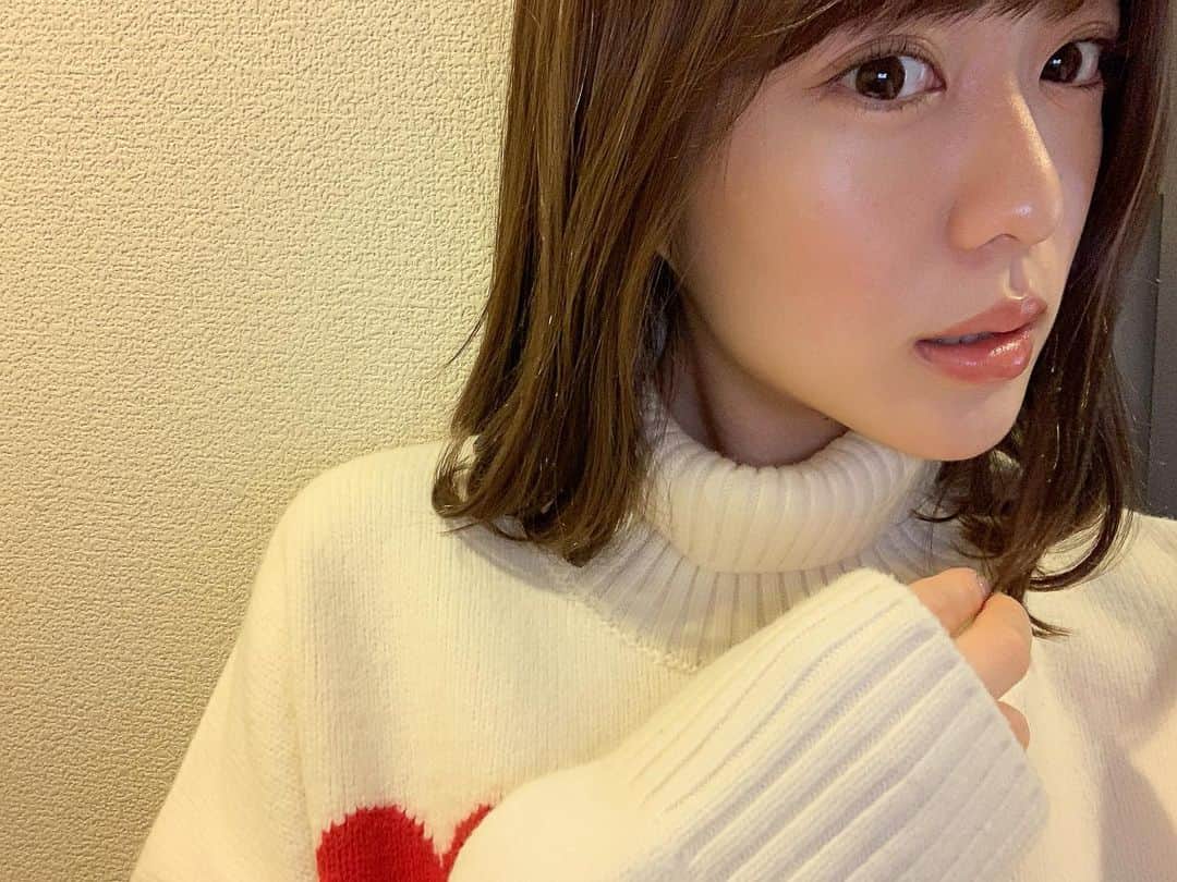 西村香也子さんのインスタグラム写真 - (西村香也子Instagram)「@ripiripi_officialのヘアグロス🌈💞﻿ 雑誌に載ってて、パッケージかわいかったからさっそく！﻿ 最近は内巻きにしてこれか、オイル使って﻿ 仕上げることが多い〜☺️﻿ ﻿ ウェットな濡れツヤ&束感になるのに、﻿ 夜までペタつかないのが良い！﻿ あと香りもフローラルブーケで👌﻿ ﻿ #ripiripi #リピリピ #ヘアスタイリング ﻿ #濡れ髪 #ヘアセット #ヘアアレンジ #ヘアアレンジ動画」1月27日 0時20分 - kayako_nishimura_