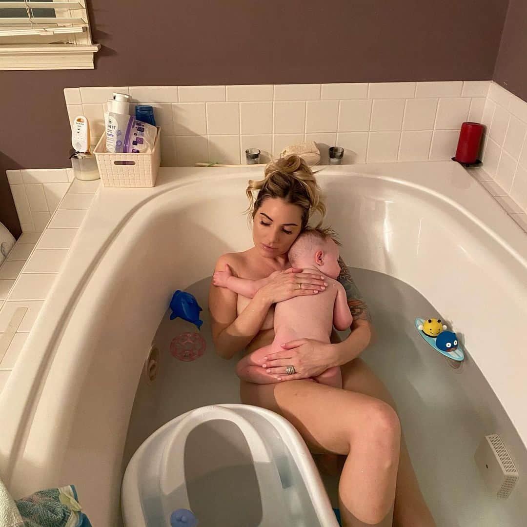 ティーガン・プレスリーのインスタグラム：「Yesterday was a tremendously special day for us. Our little babes, Briar turned 1 years old. I can’t believe that a year has already gone by since the day I held you in my arms in the hospital. You’ve grown into such a fun, sweet, and amazing little babes.  This photo marked the end of a fantastic first birthday.  💗 you my Baby Briar」