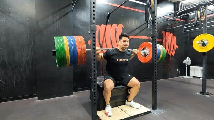 山本俊樹のインスタグラム：「- box squat 290KG  @blackships_choujin1  #ウエイトリフティングやろうぜ  #耐えて勝つ #率先垂範 #CHRIO #CHERANDKER」