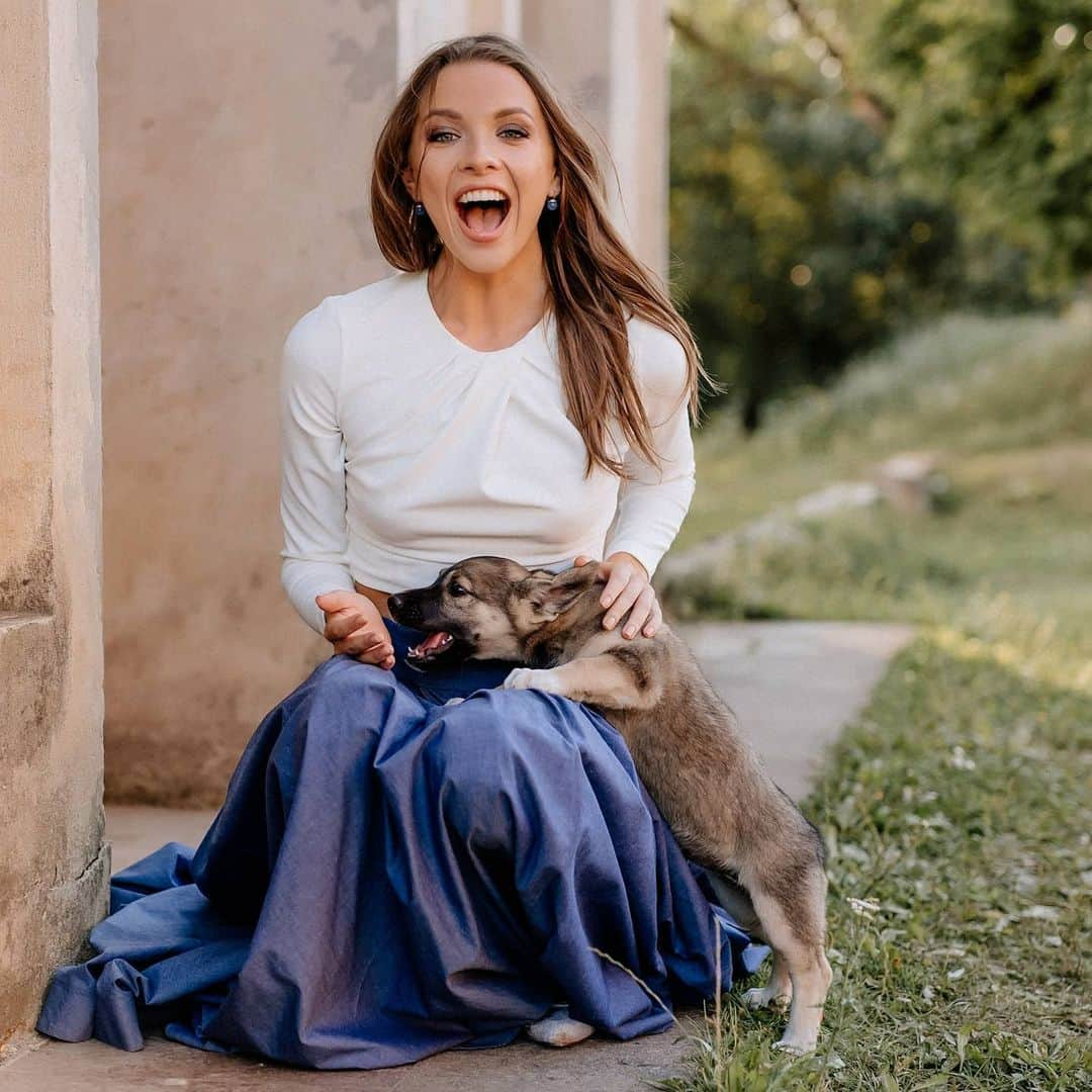 メリティナ・スタニウタさんのインスタグラム写真 - (メリティナ・スタニウタInstagram)「Small portion of positive  and smile 🐕 , порция хорошего настроения с незапланированным героем съёмки и покорителем моего котосердца 😻 ⠀ #photo @_maryphotoart_  #muah @alenaminevich  ⠀ #melitinastaniouta #puppy #dog #smile #positivity #smile #girl #skirt #positivevibes」1月27日 0時34分 - melitinastaniouta