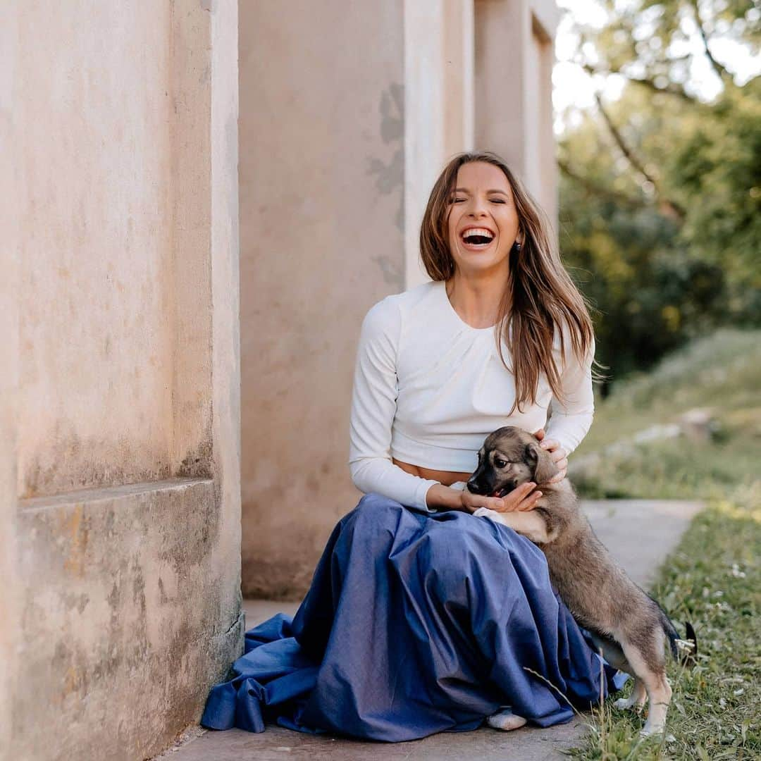 メリティナ・スタニウタさんのインスタグラム写真 - (メリティナ・スタニウタInstagram)「Small portion of positive  and smile 🐕 , порция хорошего настроения с незапланированным героем съёмки и покорителем моего котосердца 😻 ⠀ #photo @_maryphotoart_  #muah @alenaminevich  ⠀ #melitinastaniouta #puppy #dog #smile #positivity #smile #girl #skirt #positivevibes」1月27日 0時34分 - melitinastaniouta