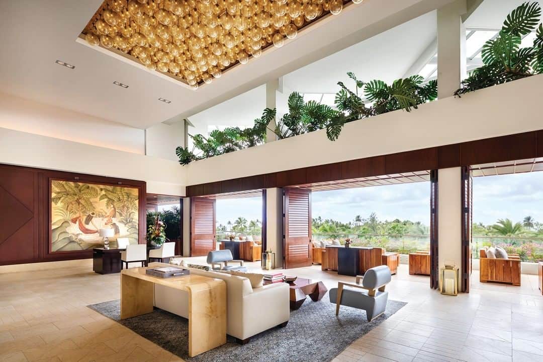 トランプ・ホテルのインスタグラム：「Boasting two-level, open-air lobby with expansive ocean views and interiors reflecting the island's rich history, @trumpwaikiki is Designed for Indulgence.」