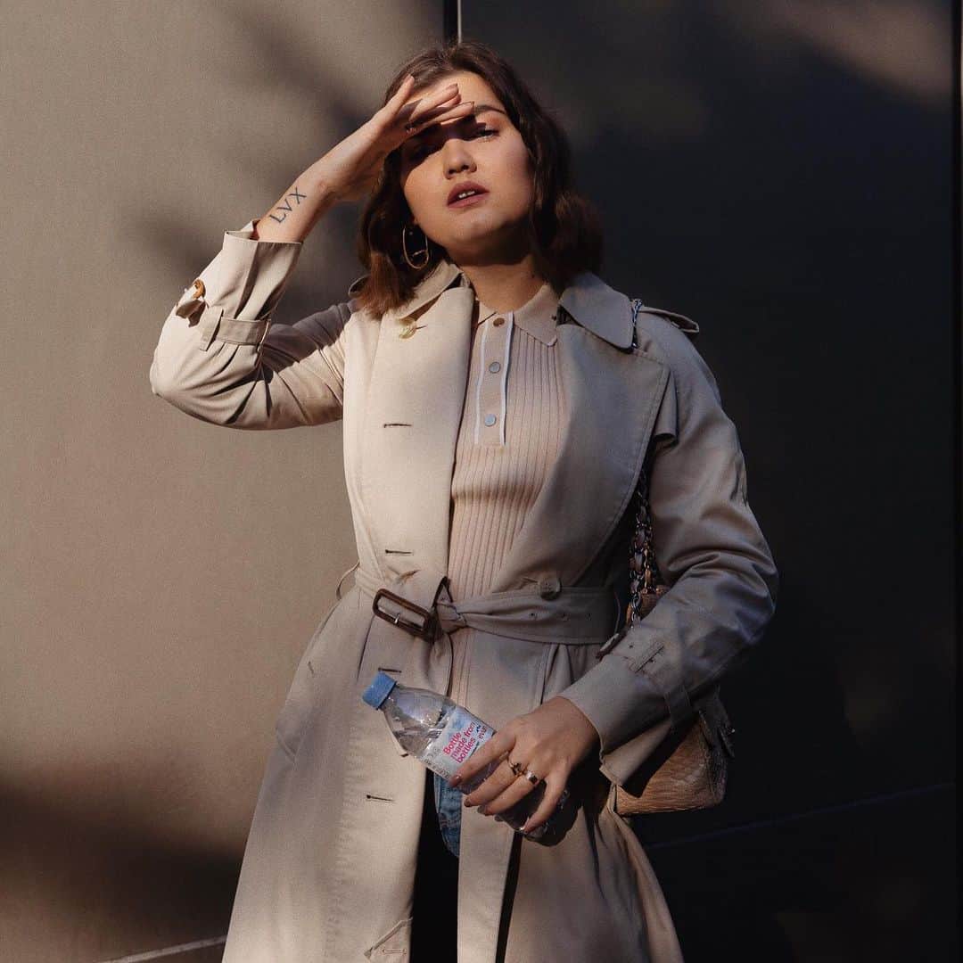 のインスタグラム：「What do a trench from the 90s, a vintage bag and a evian bottle have in common? 🤔 They all had a previous life!  Our #bottlemadefrombottle  is 100% made from recycled plastic ♻️, and yes, it does match vintage fashion perfectly @elviralegrand 🤗 #evian #evianwater #circularbrand #oldtonew #secondhand」