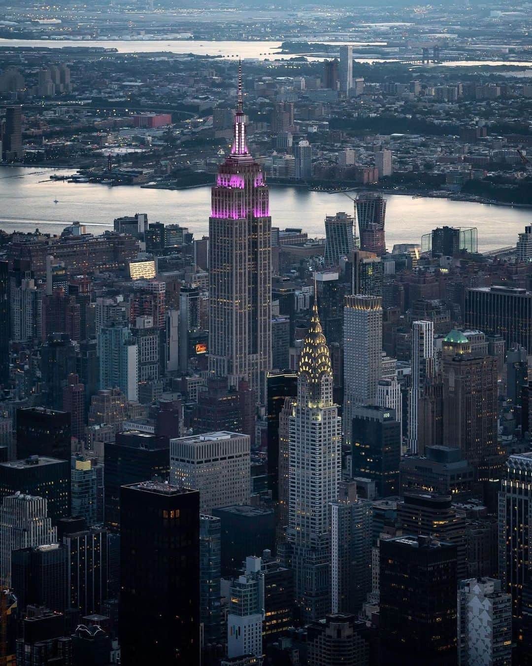 Empire State Buildingのインスタグラム：「We’ve got another sky-high opportunity for all you lovebirds… 👇 😍 ⠀⠀⠀⠀⠀⠀⠀⠀⠀ Any couple that books tix to visit us on Sunday, 2/21/21 will be treated to a complimentary professional photoshoot atop our tower! Tap bio link for more details & booking. ⠀⠀⠀⠀⠀⠀⠀⠀⠀ 📷: @zura.nyc #EmpireStateBuilding」