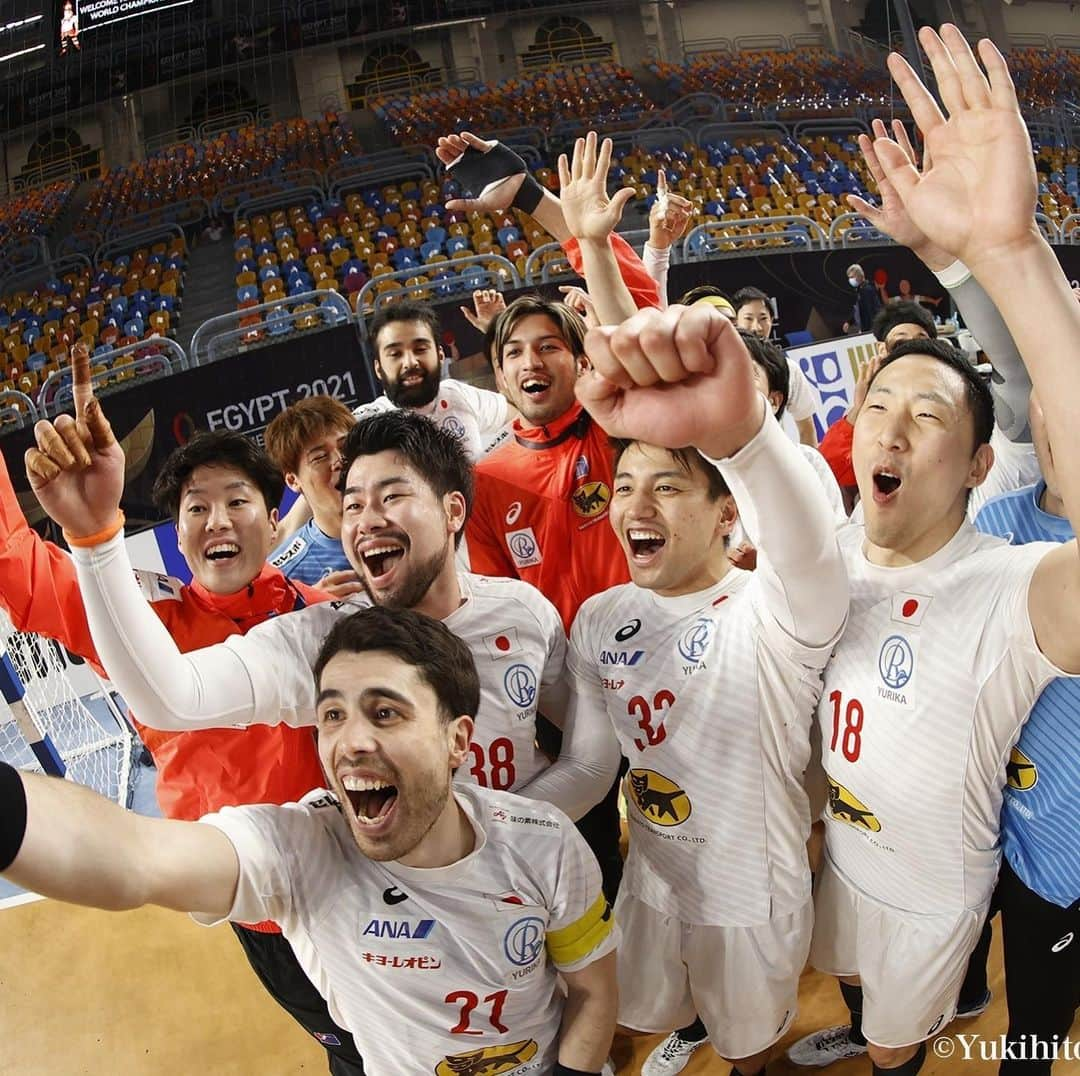 水町孝太郎のインスタグラム：「. Egypt2021世界選手権🇪🇬 メインラウド vs Argentine🇦🇷 24-28× vs Denmark🇩🇰 27-34× vs Bahrain🇧🇭29-25○  19位で大会を終わりました❗️  沢山の応援ありがとうございました🇯🇵  はじめての世界選手権楽しむことができました❗️ さらにレベルアップできるように練習頑張ります😤  #彗星japan  #handball  #egypt2021  #豊田合成  #豊田合成ブルーファルコン  #同期 #wmtpp #🥚」