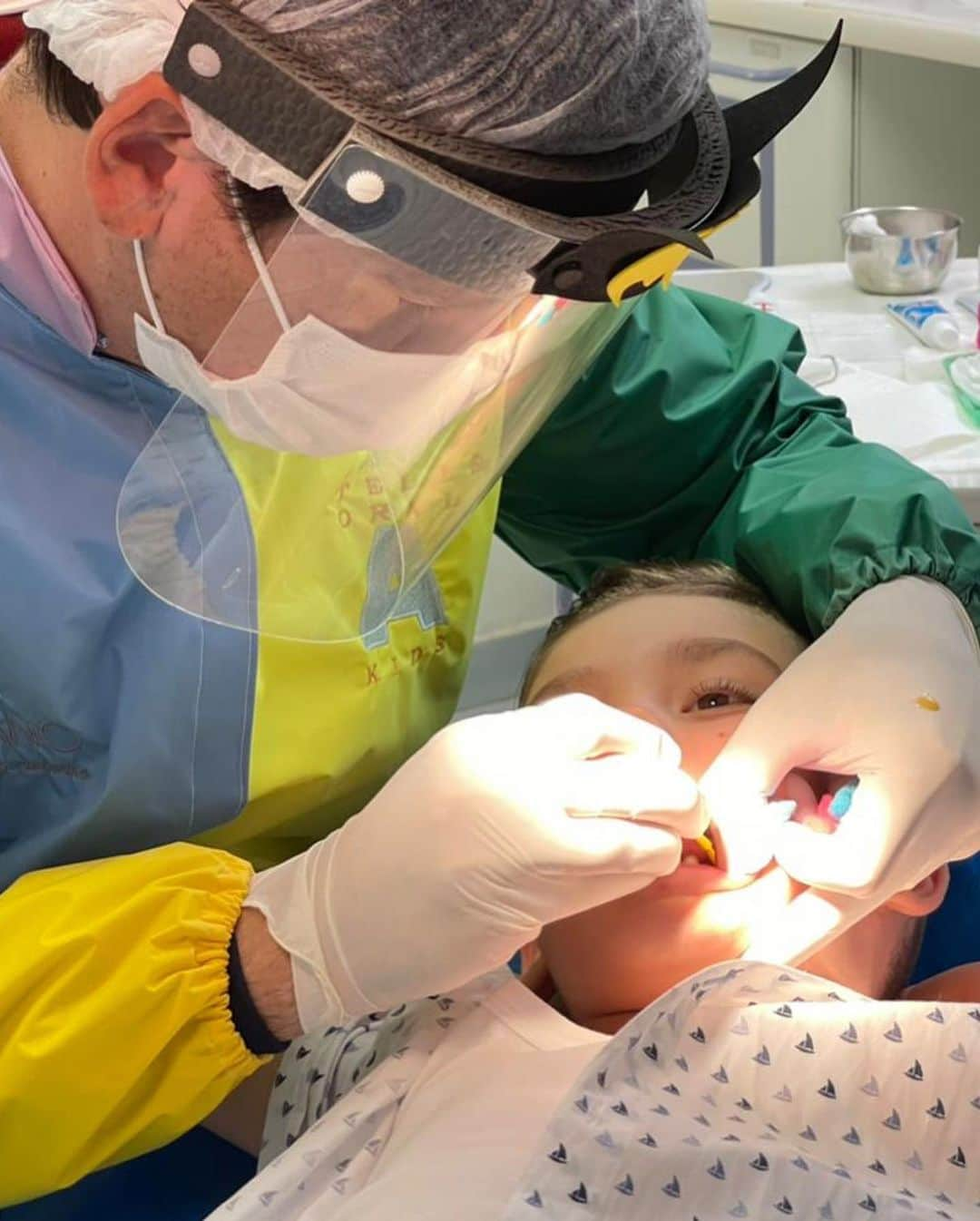 Ana Hickmannさんのインスタグラム写真 - (Ana HickmannInstagram)「Hoje foi dia de ir ao dentista!! O Alezinho tirou nota 10 e teve aula de escovação!! ❤️ O @gabrielpolitano acompanha o meu filho desde os primeiros meses de vida! 🥰 Obrigada pelo cuidado e carinho de sempre. 🙏🏻 #dentista #cuidadocomosdentes」1月27日 0時41分 - ahickmann