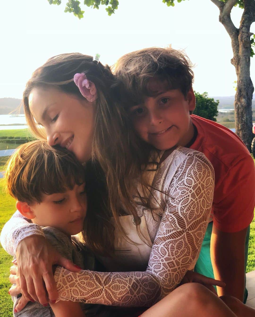 Claudia Leitteのインスタグラム：「Até que eu me torne sopro de lembrança, esperança hei de transbordar...  sou o melhor que posso, a fim de semeá-los, meninos meus, pelo mundo... Bondade que nem sempre sou,  Eternidade confirmada na fé e na vida de cada filho  que no meu ventre O Senhor plantou.  Aos poucos não cabem no colo E o coração, que é ampulheta virada desde sempre,  Desperta para a urgência de uma jornada, que só faz sentido  Quando o amor é refinado no ouro de cada momento de Dor.  Os filhos são a misericórdia divina nos convidando à honrosa oportunidade de participarmos do GRANDE PLANO de perpetuação do AMOR.   Ps. Queridos pais e mães que me seguem, não será fácil para cada um de nós, mas, sejam AMOR! O mundo precisa que a gente construa bases sólidas fundamentadas NELE. Sem amor, qualquer método de educar, ainda que venha apoiado em ciência e outros fatos, é dispensável.」