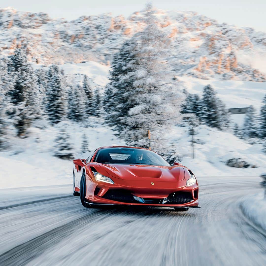 フェラーリさんのインスタグラム写真 - (フェラーリInstagram)「Painting a white paradise red.⁣ At full throttle, with the #FerrariF8Tributo.⁣ #Ferrari #DrivingFerrari」1月27日 1時00分 - ferrari