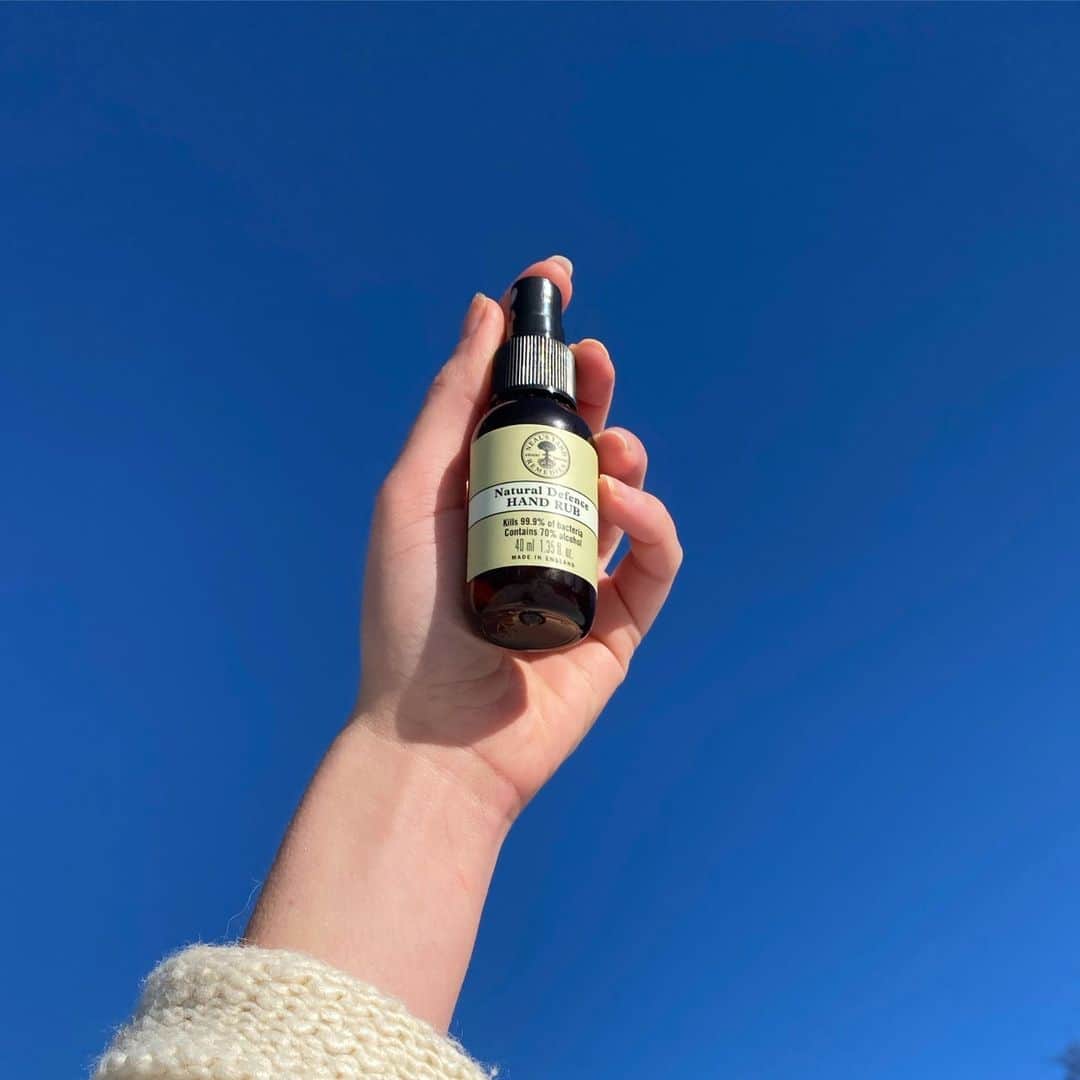 Neal's Yard Remediesさんのインスタグラム写真 - (Neal's Yard RemediesInstagram)「NATURAL DEFENCE HAND RUB 💙 A customer favourite.   "Smells amazing, everyone comments on it. Doesn't dry out the skin and has light consistency. Would highly recommend." Cherry, NYR Customer.   🍋Kills 99.9% of bacteria. 🍋Contains 70% alcohol. 🍋With a purifying blend of niaouli, lemongrass and witch hazel. 🍋Vegan approved.」1月27日 1時01分 - nealsyardremedies