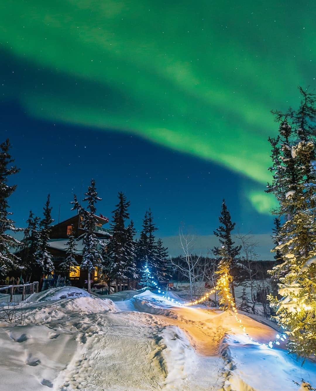 Explore Canadaさんのインスタグラム写真 - (Explore CanadaInstagram)「“When the sky blows up in green, you know it will be a long night for you.⁠ ⁠ Winter in the Northwest Territories might be cold but seeing the beauty of the aurora makes it all the worthwhile.”⁠ ⁠ #ExploreCanada #CanadaNice⁠ ⁠ *Know before you go! Check the most up-to-date travel restrictions and border closures before planning your trip and if you're travelling in Canada, download the COVID Alert app to your mobile device.*⁠ ⁠ 📷 + caption: @smaku⁠ 📍: @spectacularnwt⁠」1月27日 1時02分 - explorecanada