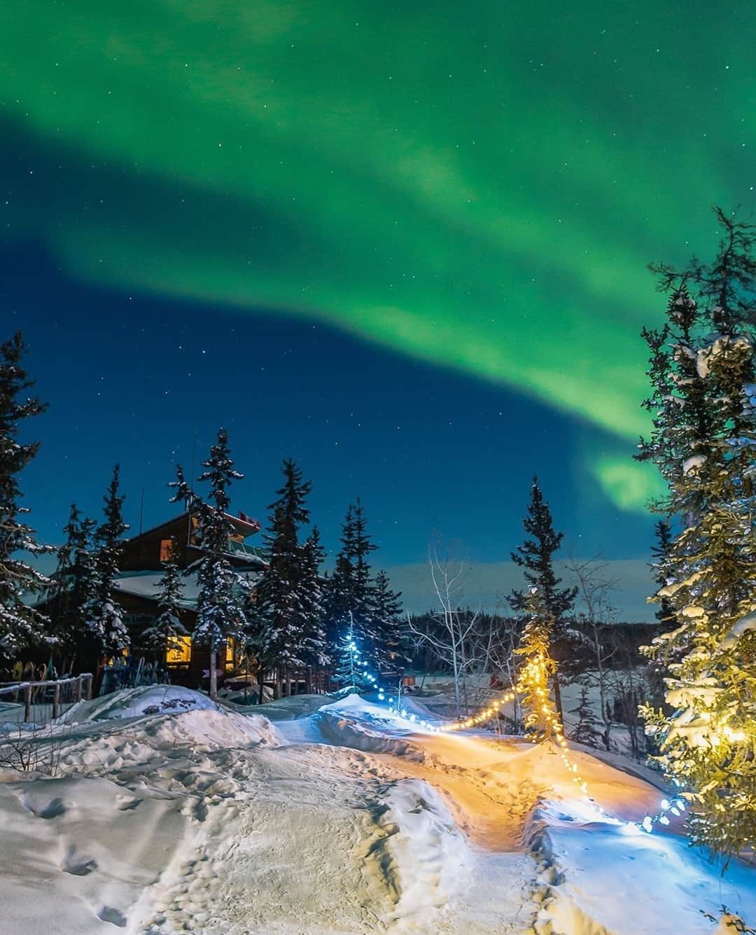 Explore Canadaのインスタグラム：「“When the sky blows up in green, you know it will be a long night for you.⁠ ⁠ Winter in the Northwest Territories might be cold but seeing the beauty of the aurora makes it all the worthwhile.”⁠ ⁠ #ExploreCanada #CanadaNice⁠ ⁠ *Know before you go! Check the most up-to-date travel restrictions and border closures before planning your trip and if you're travelling in Canada, download the COVID Alert app to your mobile device.*⁠ ⁠ 📷 + caption: @smaku⁠ 📍: @spectacularnwt⁠」
