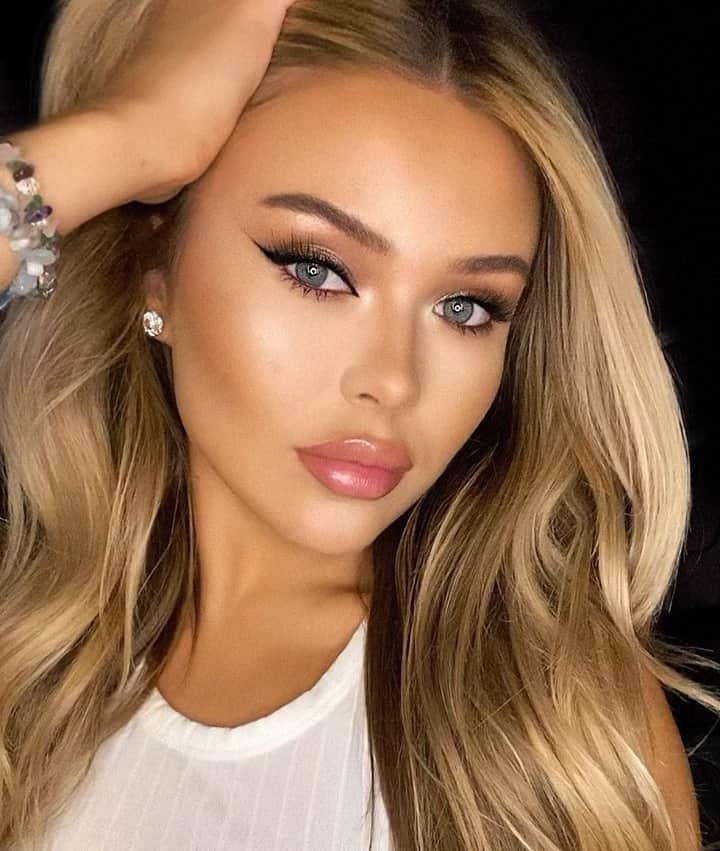 Too Facedのインスタグラム：「Complexion GOALS 🤩 @mariamakeups conceals to perfection using our Born This Way Super Coverage Concealer in shade Almond! #regram #tfbornthisway #toofaced」