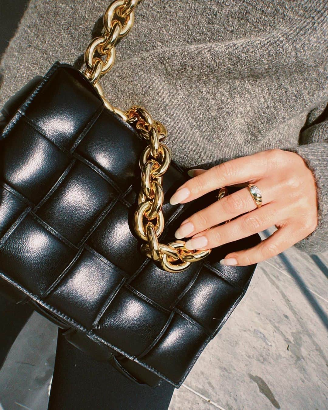 Marianna Hewittのインスタグラム：「it’s the gold chains for me 🔗  #bottegaveneta from @fwrd」