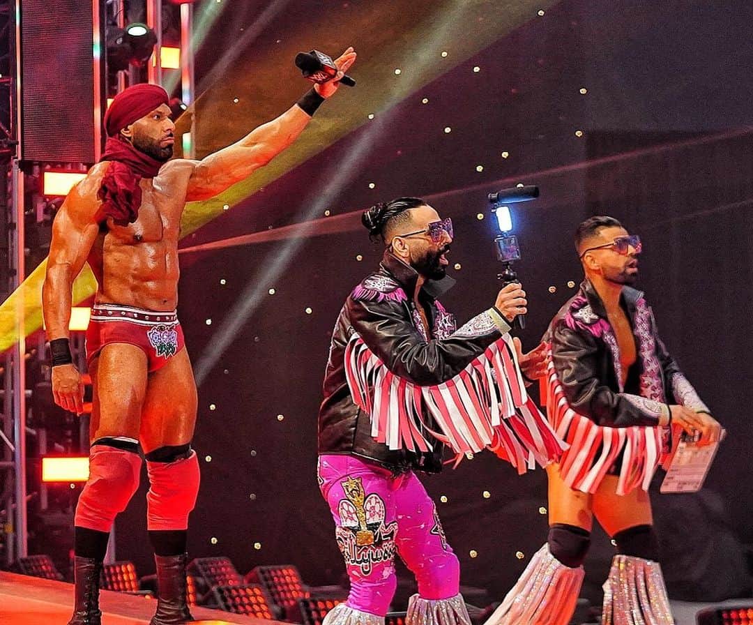 WWEさんのインスタグラム写真 - (WWEInstagram)「Woooo!!! @ricflairnatureboy introduces the main event which will see the team of #IndusSher & the #WWEChampion @dmcintyrewwe take on @jindermahal & the #BollywoodBoyz! #WWESuperstarSpectacle」1月27日 0時54分 - wwe