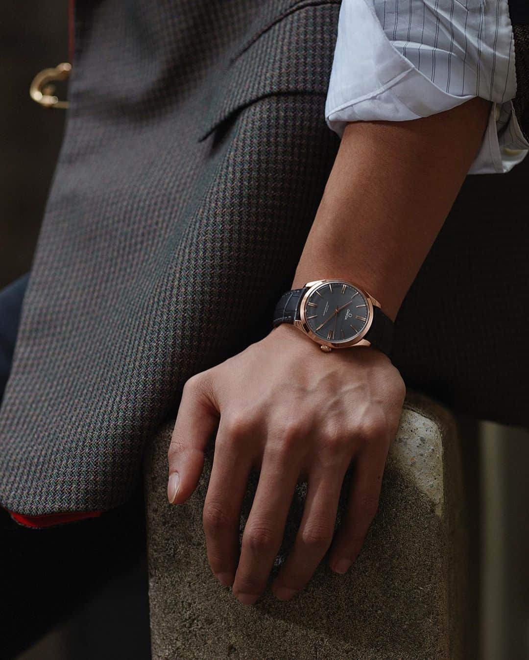 オメガのインスタグラム：「#OMEGAmychoice Grey days never looked so good. Discover the #DeVille in gold. Featured by @WallpaperChina.」