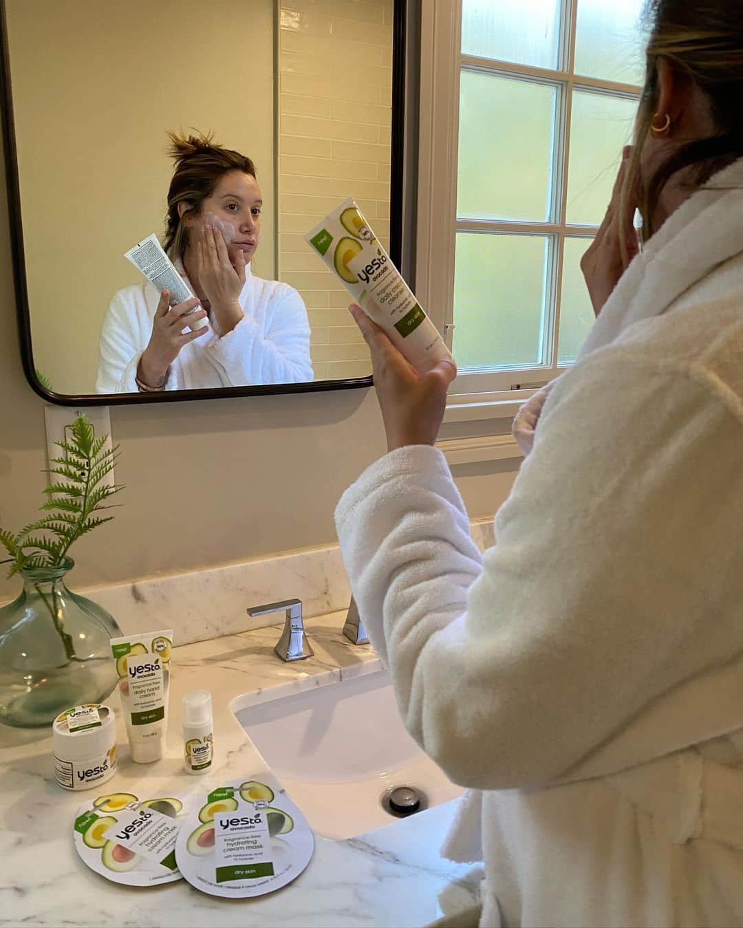 アシュレイ・ティスデイルのインスタグラム：「You know I love trying new skincare products but this one I am very excited for because it’s the new fragrance free,  @YesTo Avocado collection! It has natural ingredients which leaves my skin smooth and fresh. The hyaluronic acid keeps my skin plump while the avocado oil leaves my skin fully nourished! Check it out @target #ad #yestopartner #yesto」