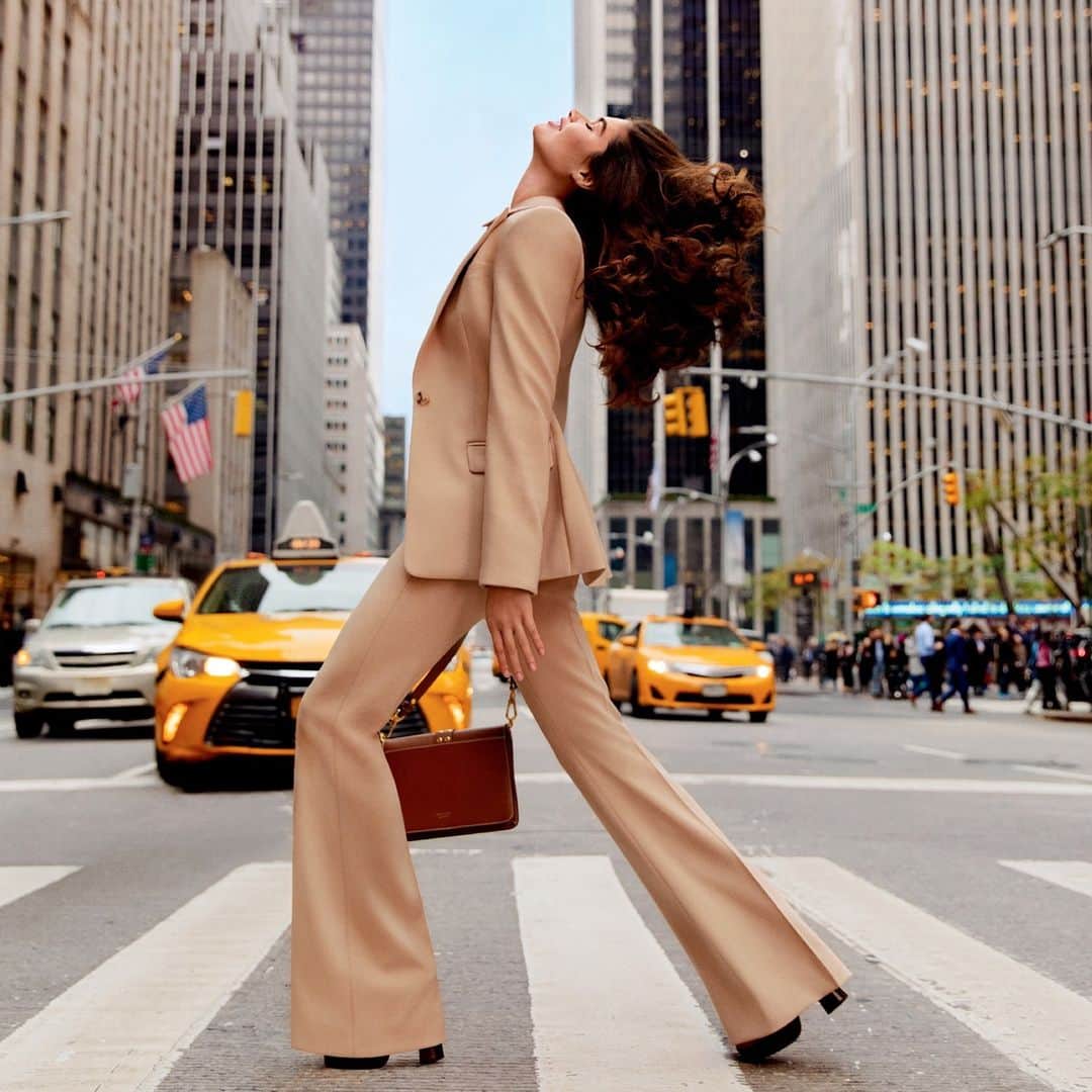 マイケルコースさんのインスタグラム写真 - (マイケルコースInstagram)「Stopping traffic: Introducing @SaraSampaio for our newest fragrance, Michael Kors Gorgeous! #HelloGorgeous   “Celebrating women, confidence and the spirit of New York City, this image has us dreaming of the hustle and bustle of city life.” —MK  📸: @InezandVinoodh」1月27日 1時02分 - michaelkors