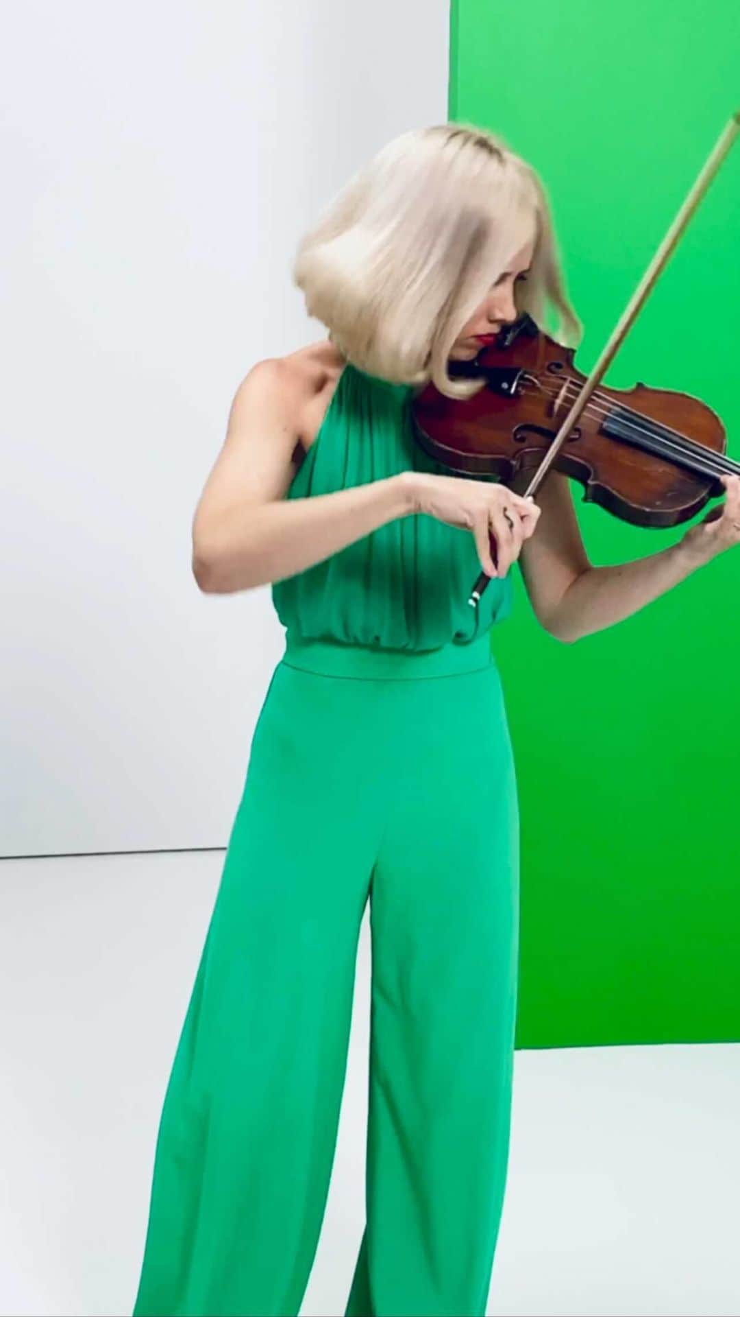 アリス+オリビアのインスタグラム：「For our spring collection we photographed our collection on musicians, hip hop dancers, ballerinas, and artists who have had to find new channels to perform during this past year....their creativity and beauty reminds us of how our inner strength and creativity prevail in even the toughest times!!! @callmemargot your music makes the world smile!! ❤️🥰」