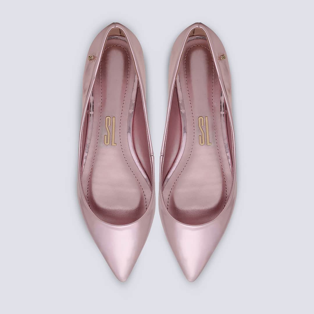 Santa Lollaのインスタグラム：「Quando o clássico encontra com o moderno! A sapatilha de bico fino chega atualizada com o acabamento em specchio colorido. [ R$129,90 cada ] #santalollaverao21 #metallic #pointedflats」