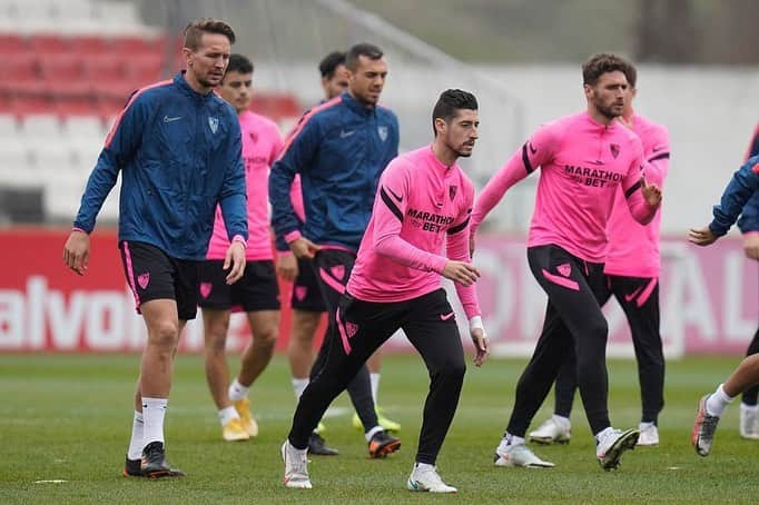 セルヒオ・エスクデロさんのインスタグラム写真 - (セルヒオ・エスクデロInstagram)「La felicidad de volver a entrenar con mis compañeros 😃 @sevillafc  #VamosmiSevilla ⚪️🔴」1月27日 1時11分 - serescudero18