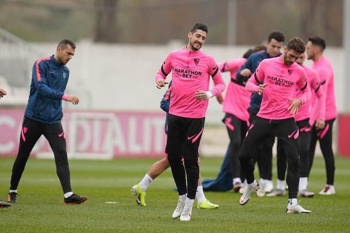 セルヒオ・エスクデロのインスタグラム：「La felicidad de volver a entrenar con mis compañeros 😃 @sevillafc  #VamosmiSevilla ⚪️🔴」