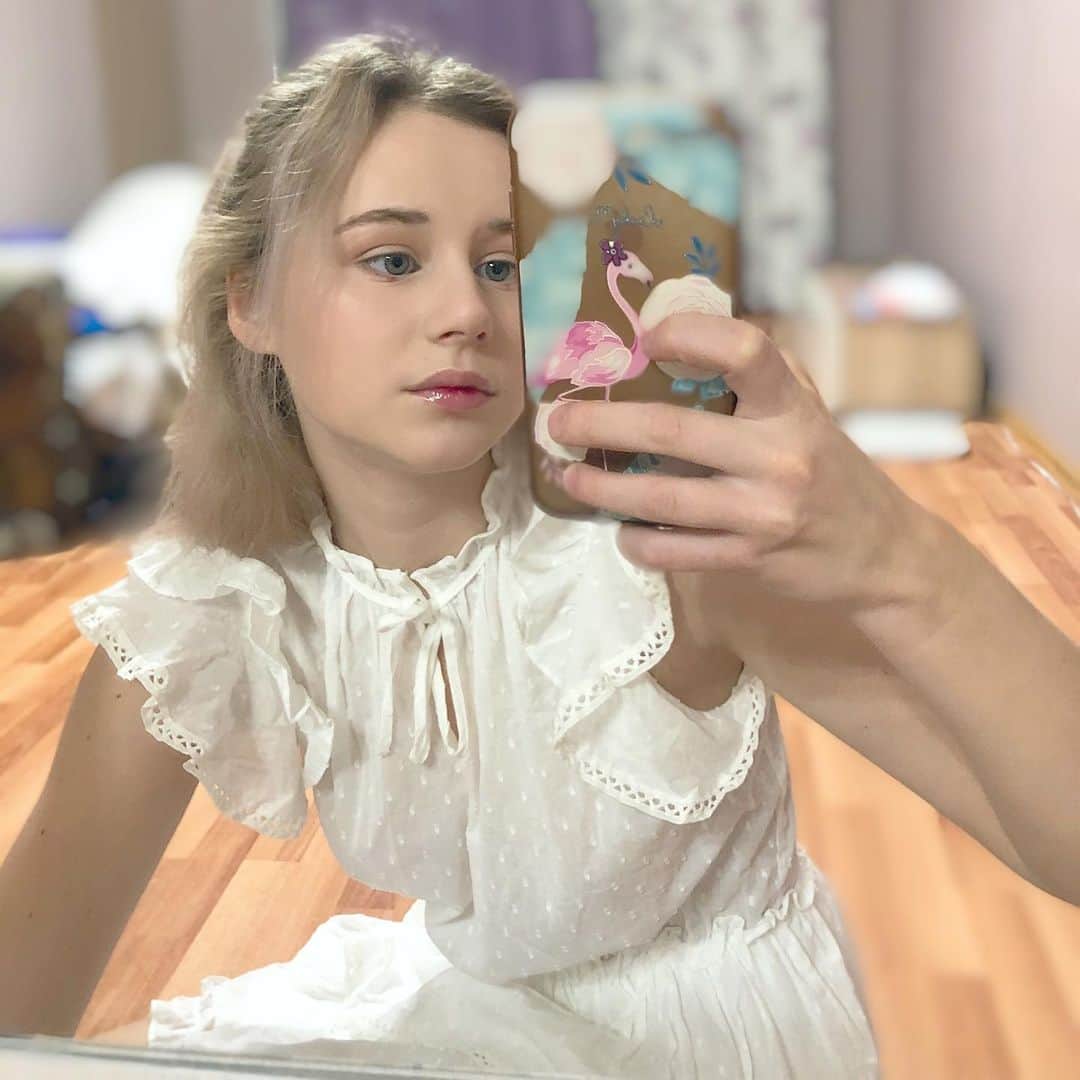 セラフィマ・サハノヴィッチのインスタグラム：「Накрасився и снимает 🌚」