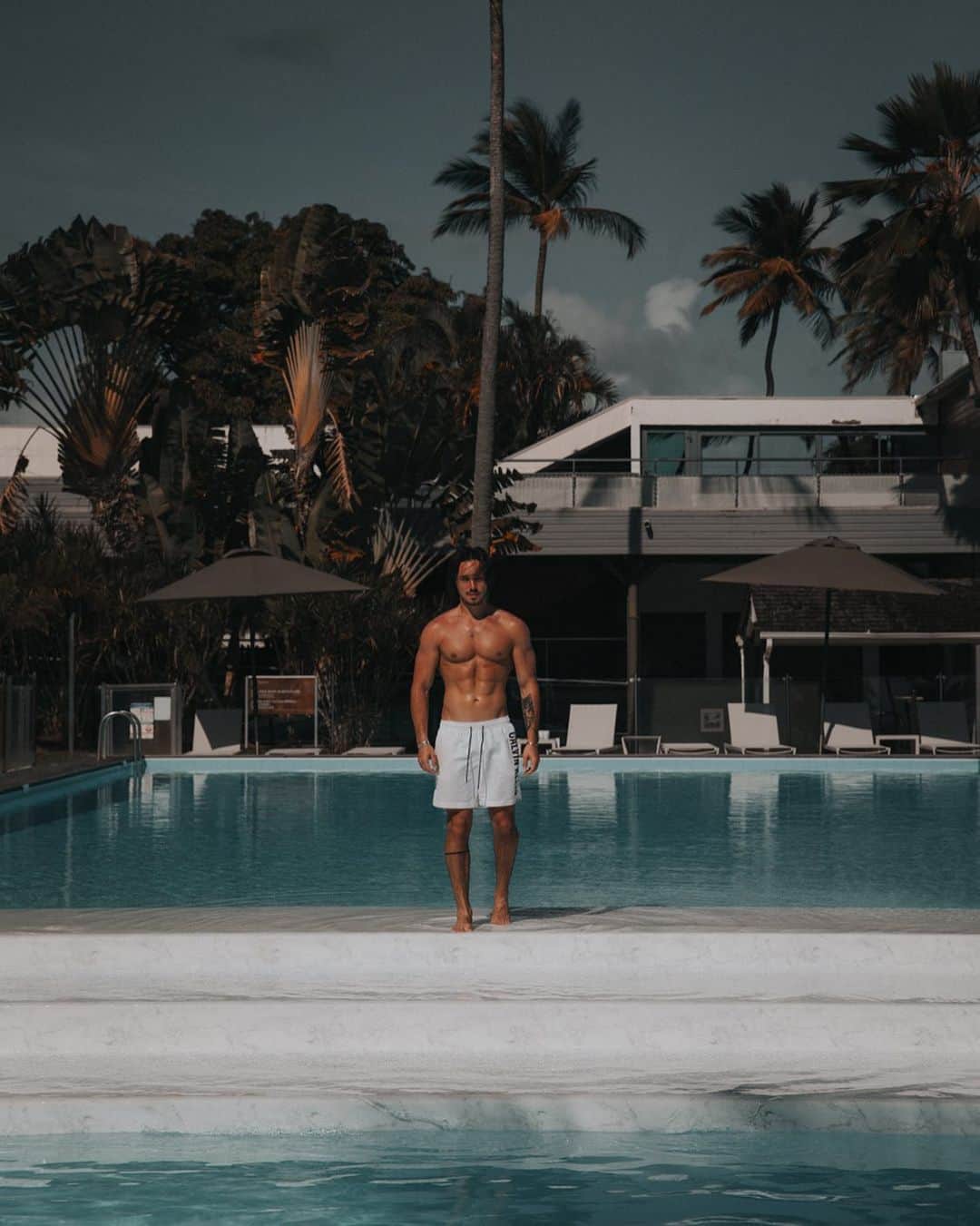 Enzo Cariniさんのインスタグラム写真 - (Enzo CariniInstagram)「New job being a statue at @lacreolebeachhotelandspa 😁  #guadeloupe #pool #island」1月27日 1時14分 - enzo_carini