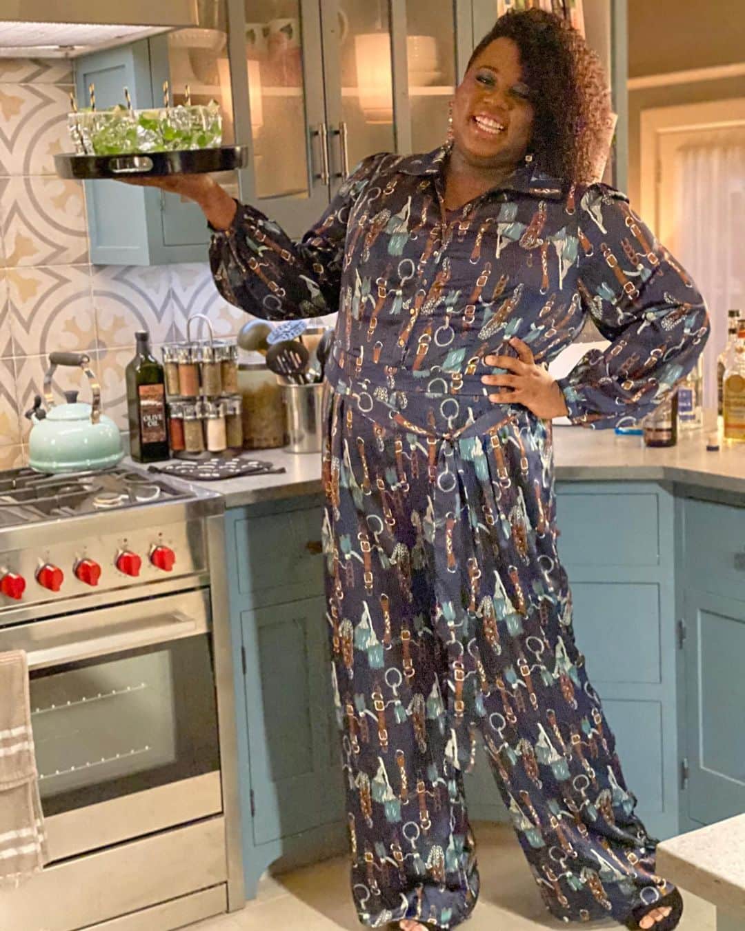 アレックス・ニューウェルのインスタグラム：「The way I got confused.. and posted an outfit for another episode.... but Auntie Mo’s still got a heel on your neck!!!! Tonight @zoeysplaylist @nbc 8/7c @hhcostumes is truly outdoing herself this season!! #zoeysplaylist」