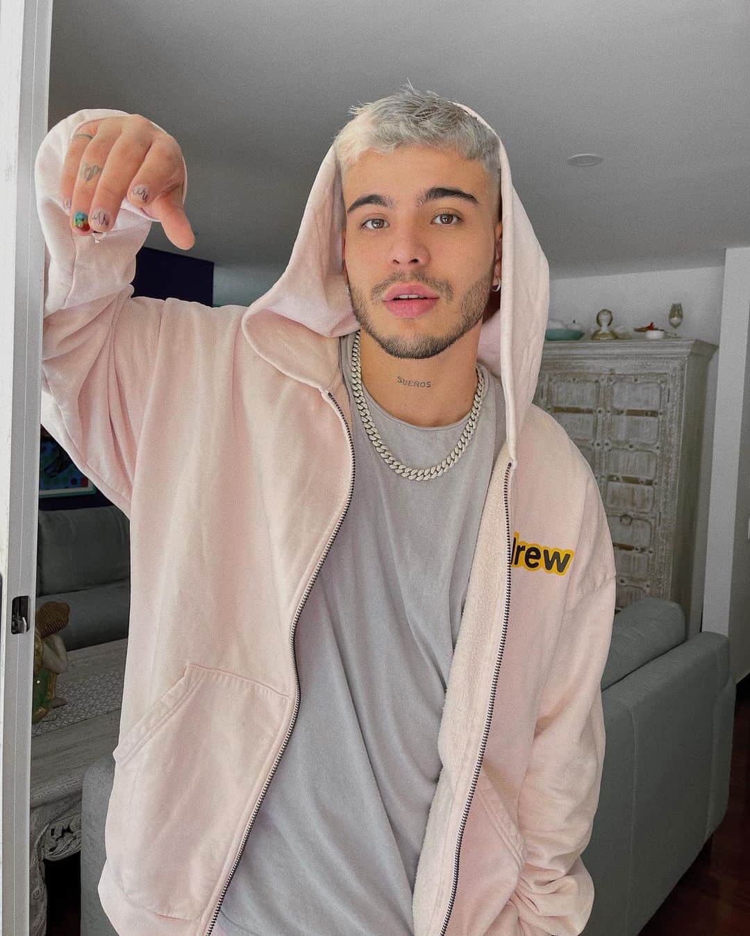 Sebastián Villalobosのインスタグラム：「nuevo look 🍬」