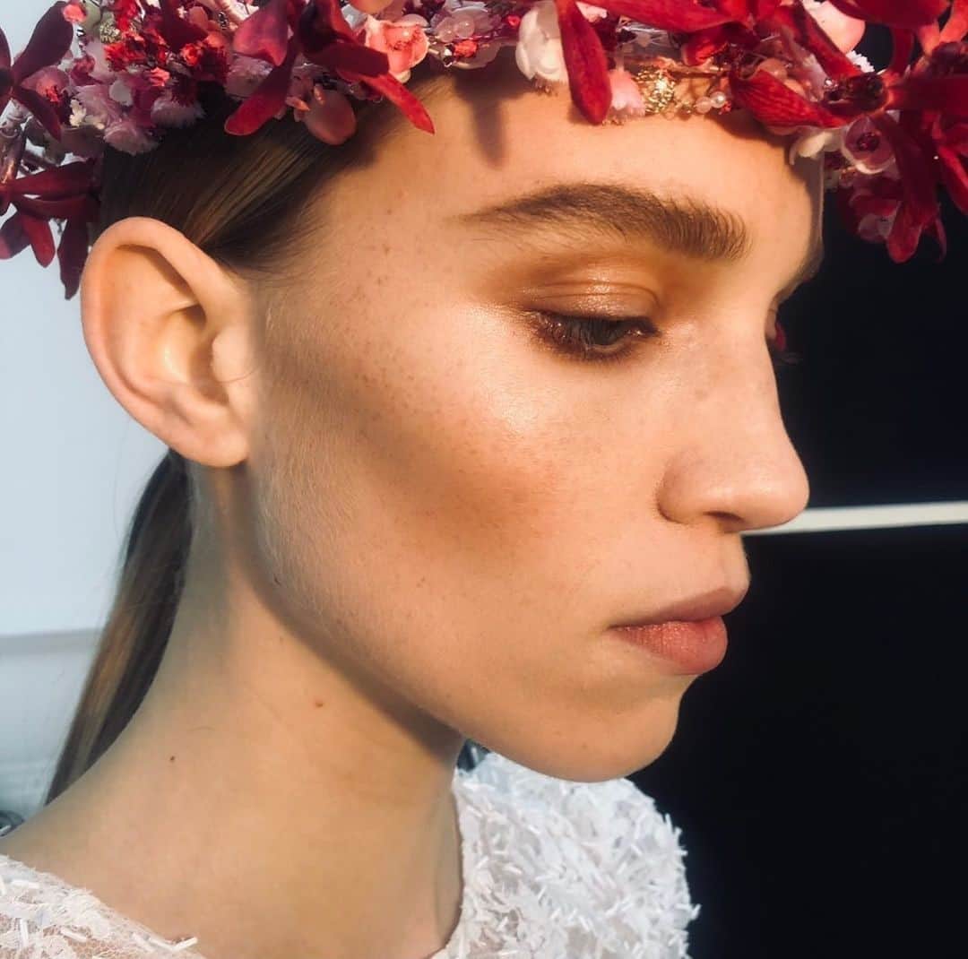 Vogue Beautyさんのインスタグラム写真 - (Vogue BeautyInstagram)「Soft, bronzed glow took over the runway at @Chanel's spring 2021 couture debut. See every look at the link in our bio. #regram @luciapicaofficial」1月27日 1時16分 - voguebeauty