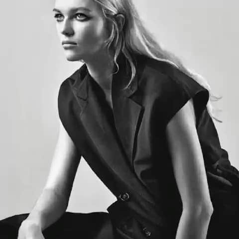 のインスタグラム：「Tagli sartoriali, tanta essenzialità e qualche decoro da scoprire. Perché l’eleganza di @compagniaitaliana è sussurrata mai ostentata.   #glam #black #elegance #essential #cool」