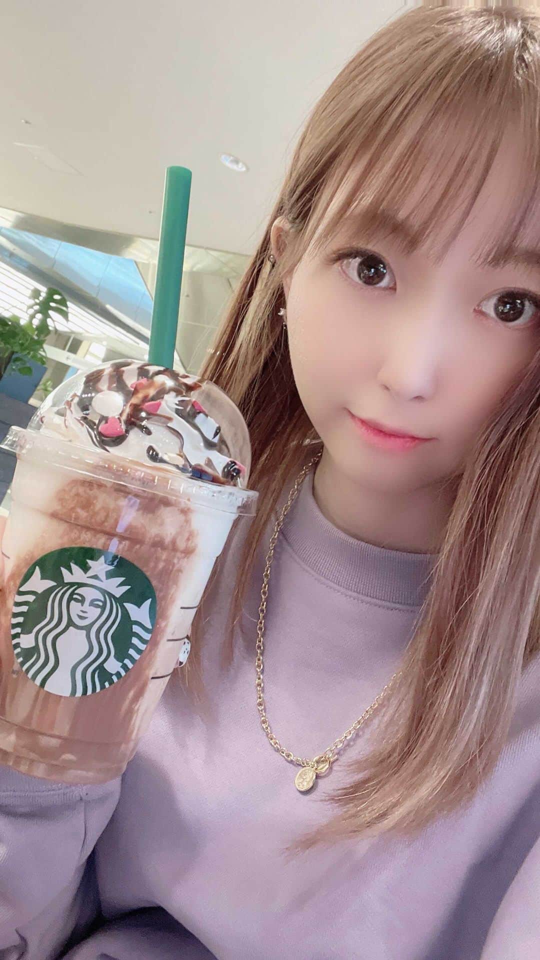 大崎菜々子のインスタグラム：「#スタバ の新作飲んだ❤️  #starbucks #メルティ生チョコレートフラペチーノ #チョコ好き #バレンタイン  #ラジオパーソナリティー #我的最愛  #fashiongram #좋아요 #팔로우미 #오오티디  #패션  #패션스타그램 #casual #streetfashion #covernat #model #cosplayer #l4l #girl  #cute #かわいい#instagood #色白女子 #ブルベ夏  #makeup #cosmetics」